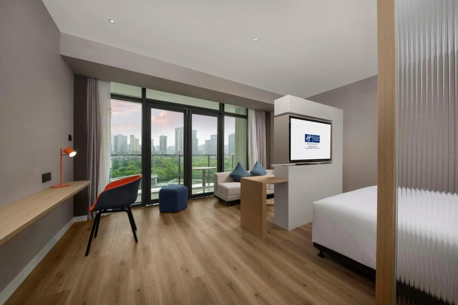 Photo of the whole room, Bed in Holiday Inn Express Chongqing Caiyun Lake by IHG