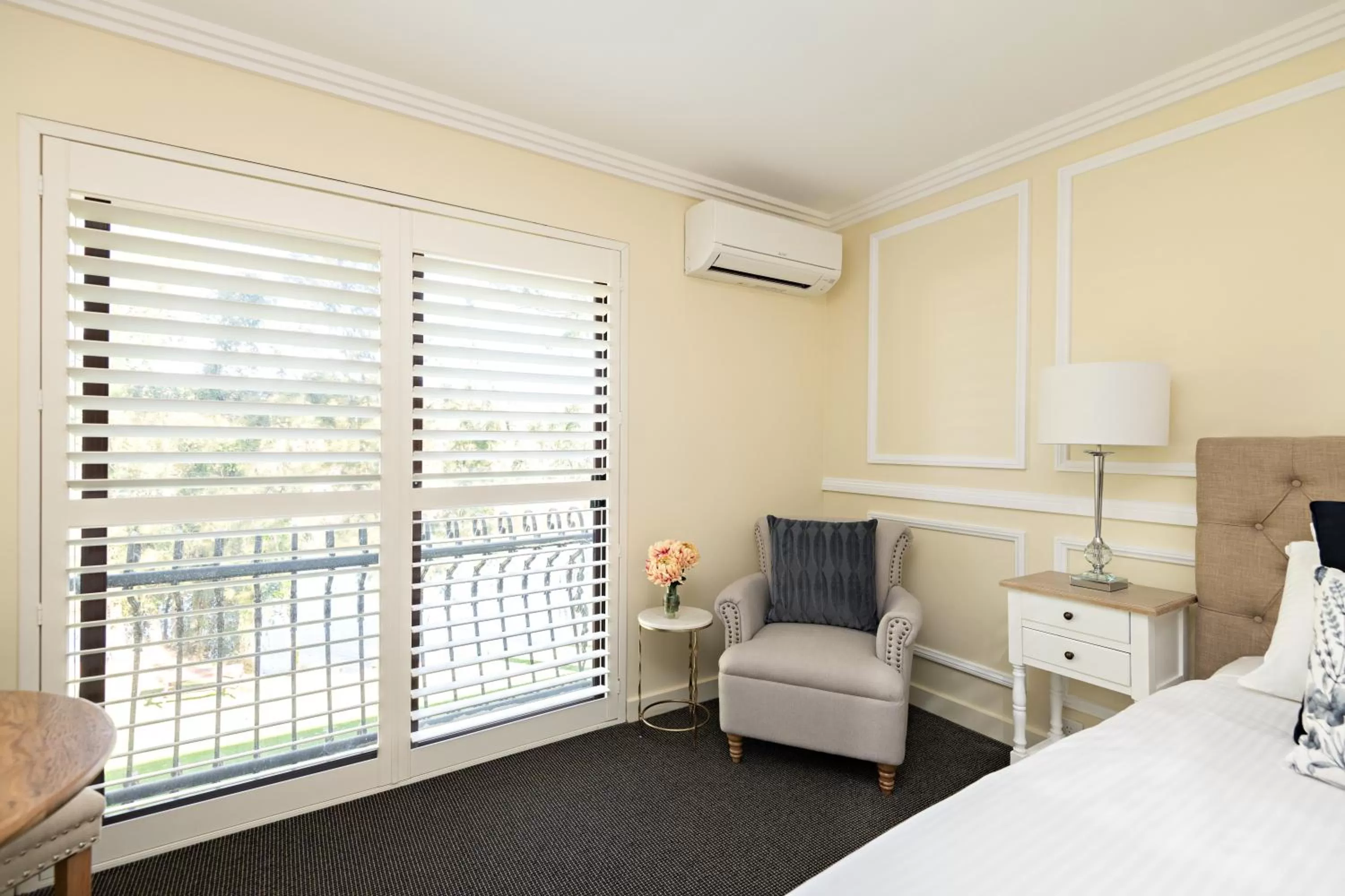 Seating area, Bed in Lincoln Downs Resort Batemans Bay