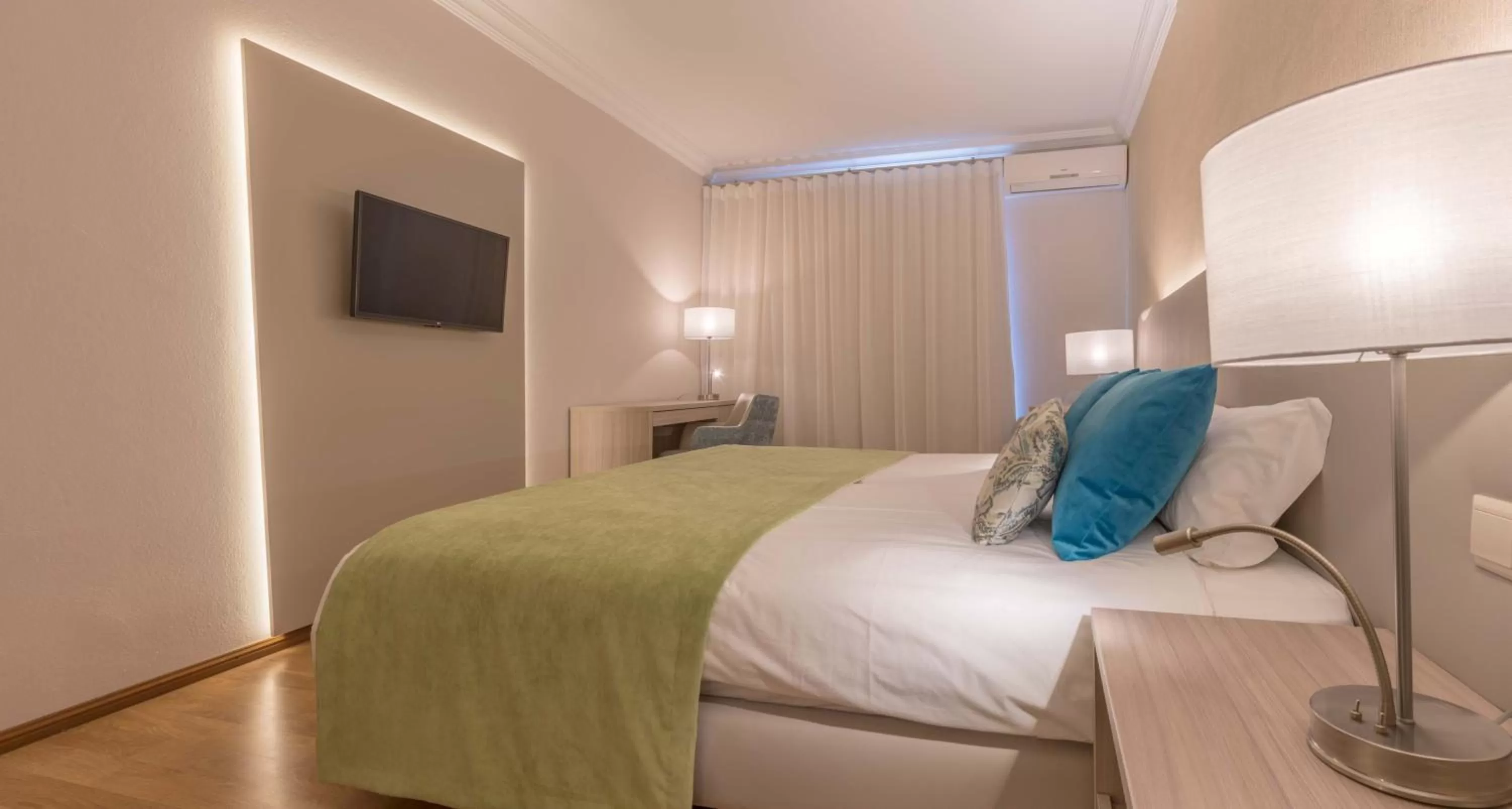 Balcony/Terrace, Bed in Loule Jardim Hotel