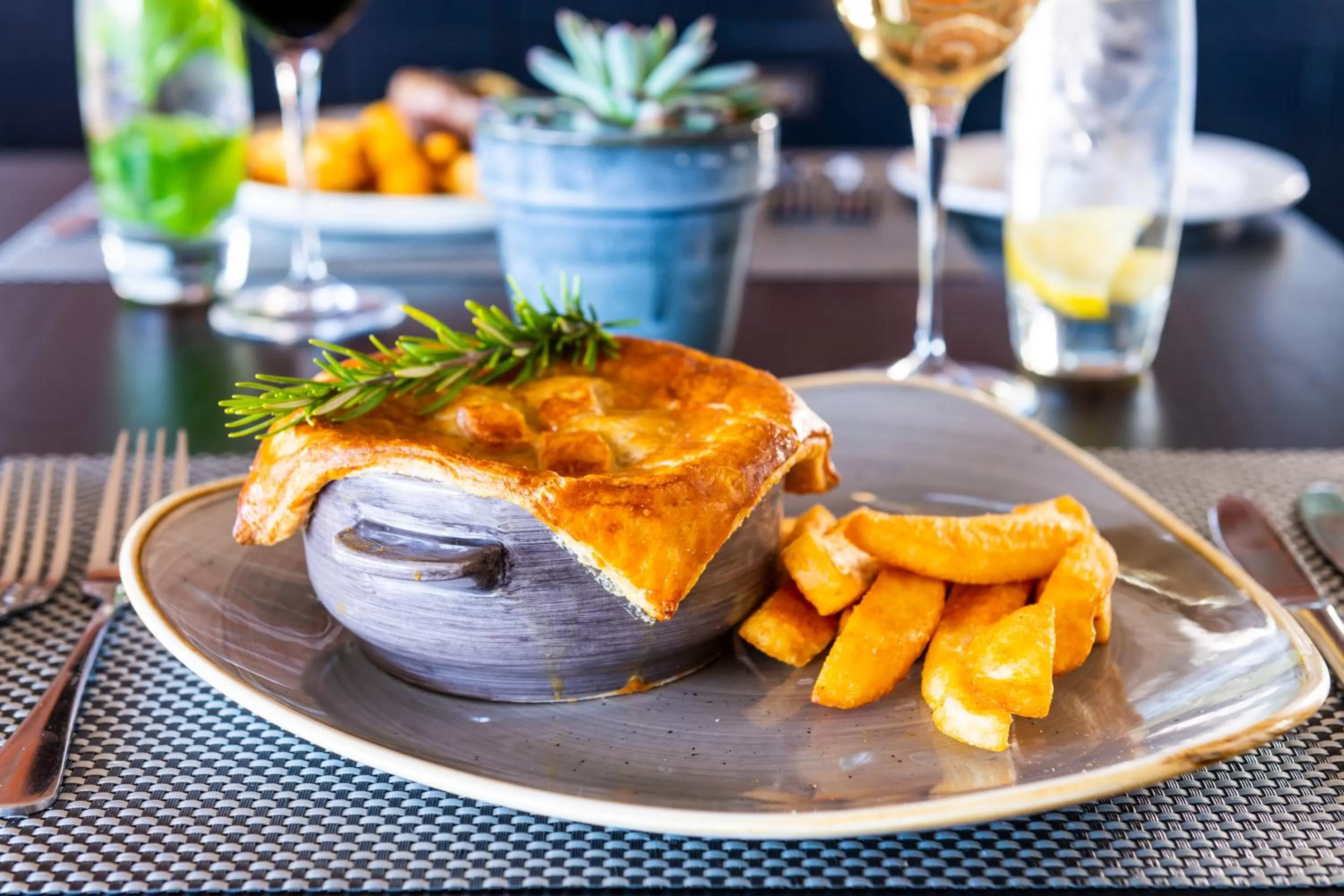 Restaurant/places to eat in aha Harbour Bridge Hotel & Suites