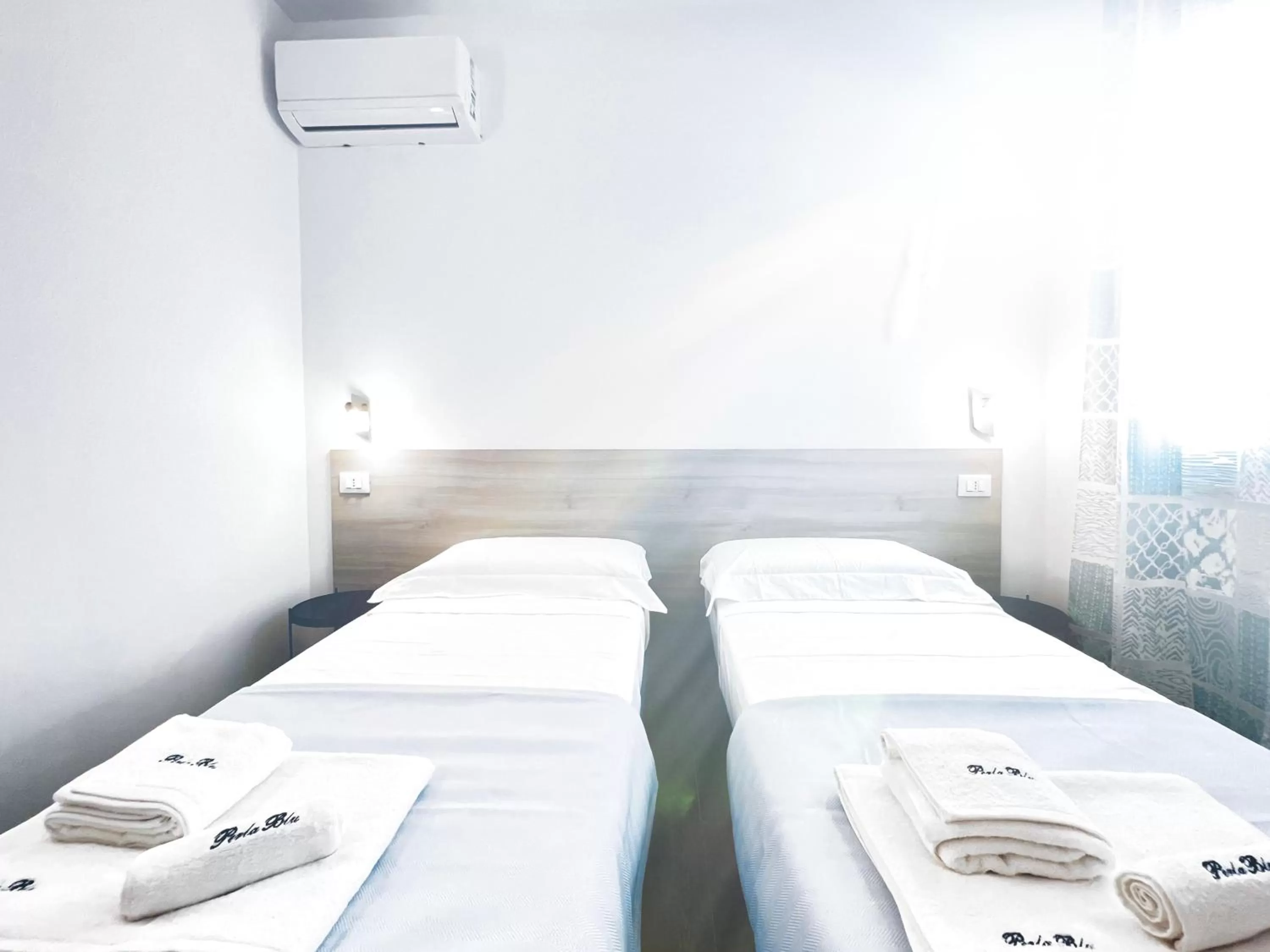 Bed in Perla Blu Tropea