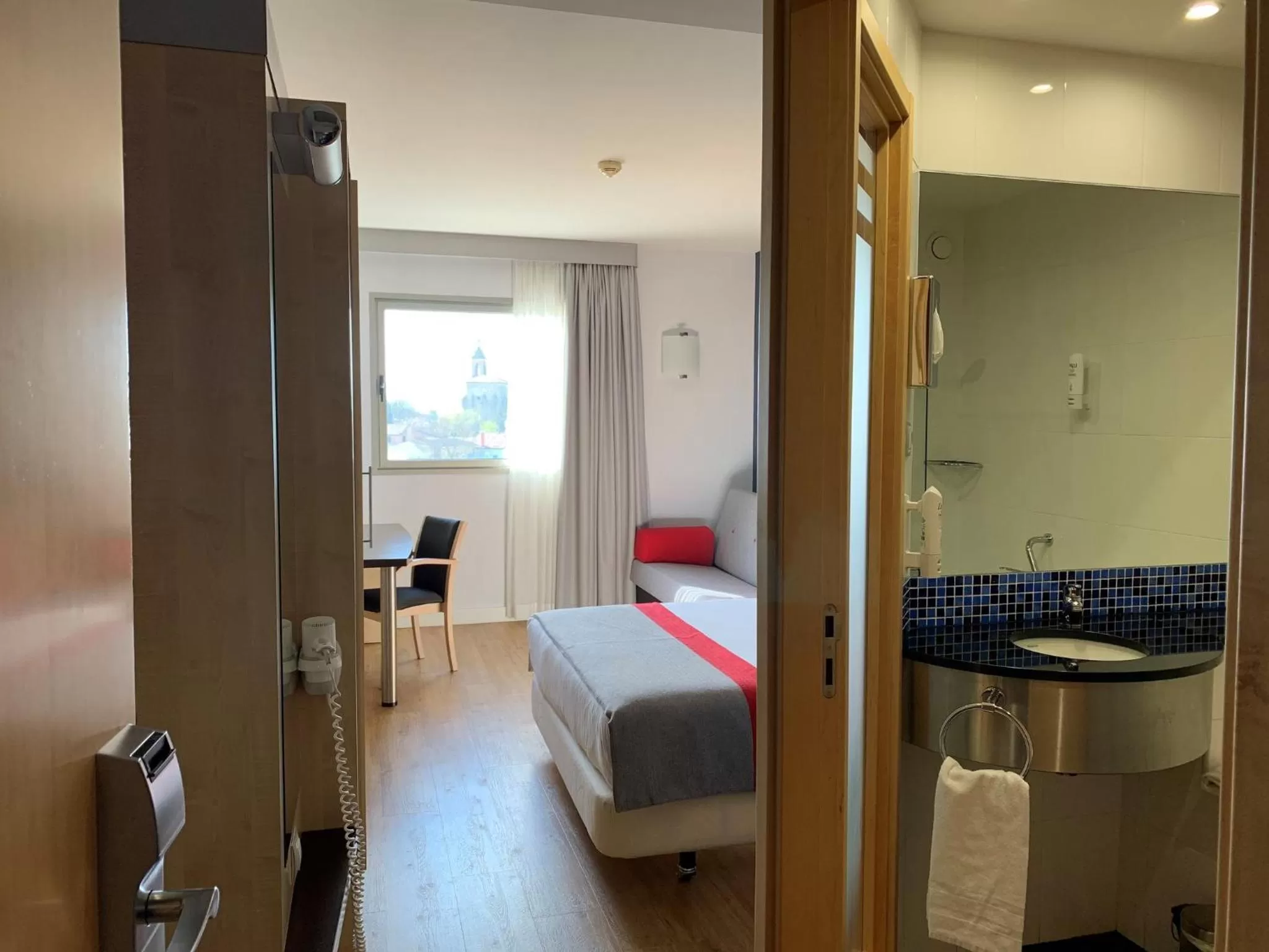 Photo of the whole room, Bed in Holiday Inn Express Vitoria by IHG