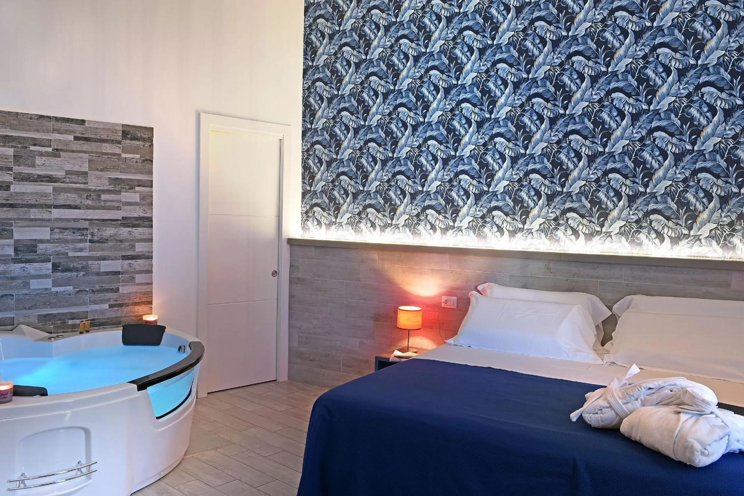 Hot Tub, Bed in Barbarella Spa