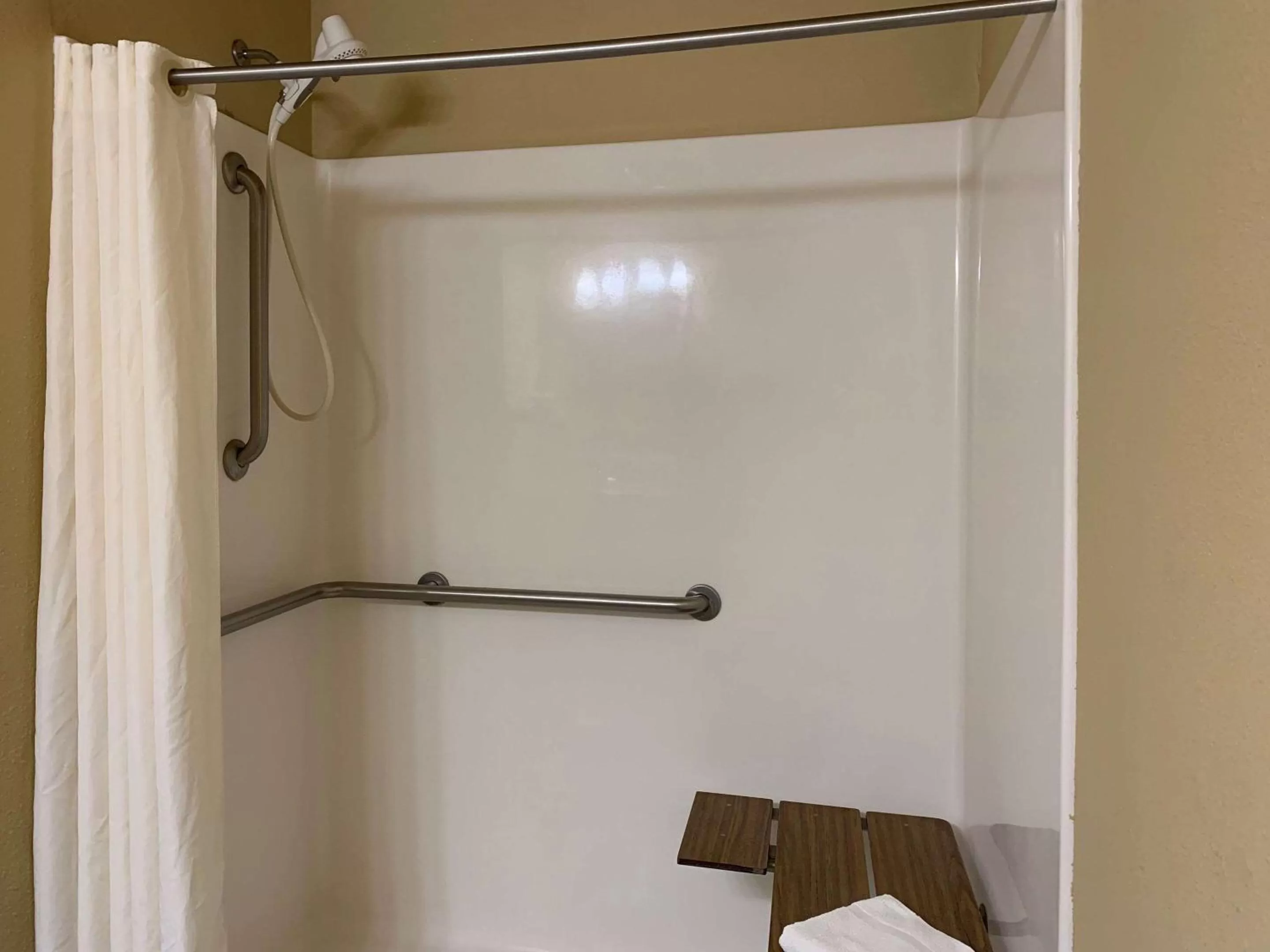 Shower in Comfort Inn Saint Paul East