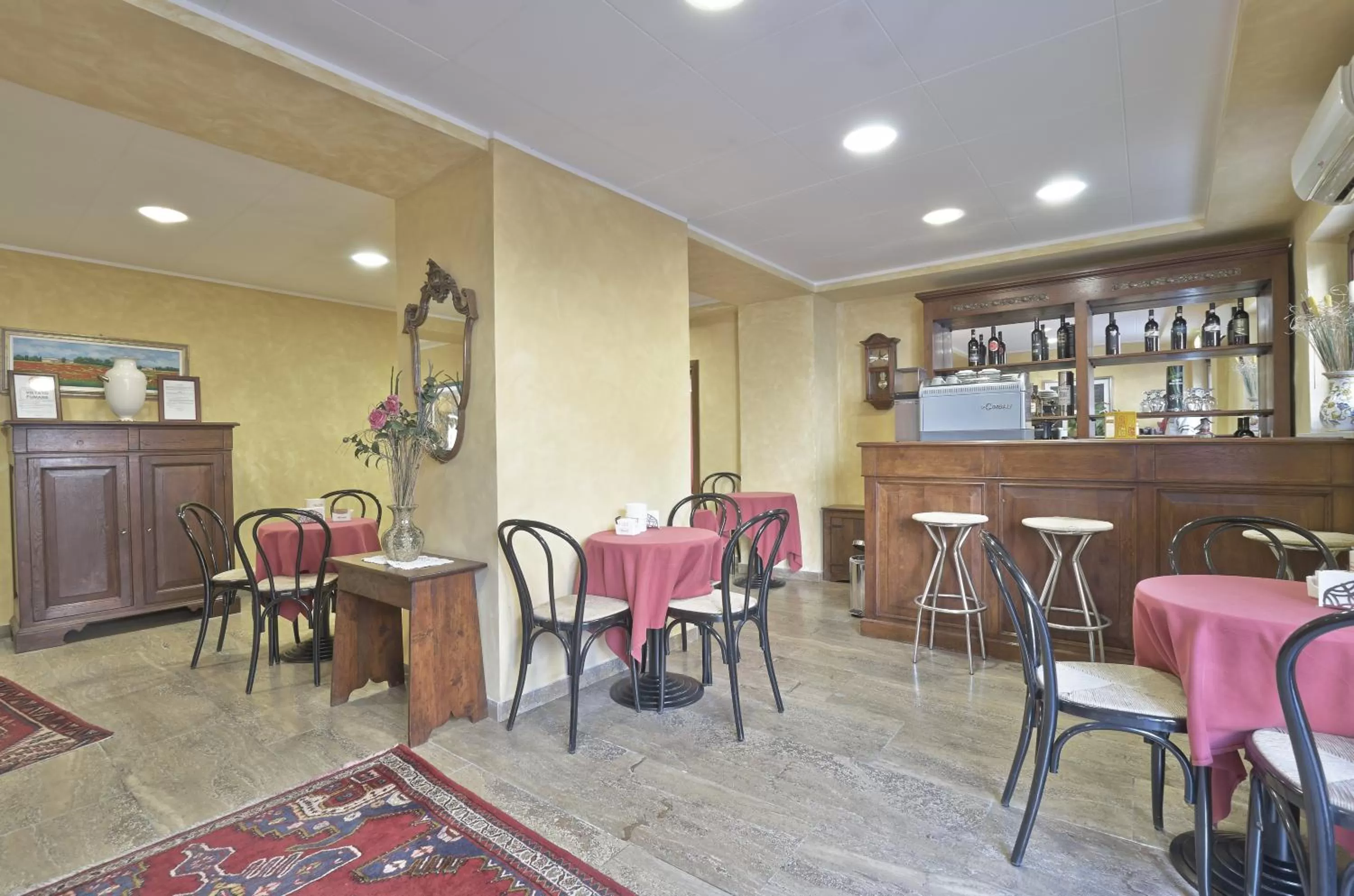 Restaurant/places to eat in Hotel Valentini Inn