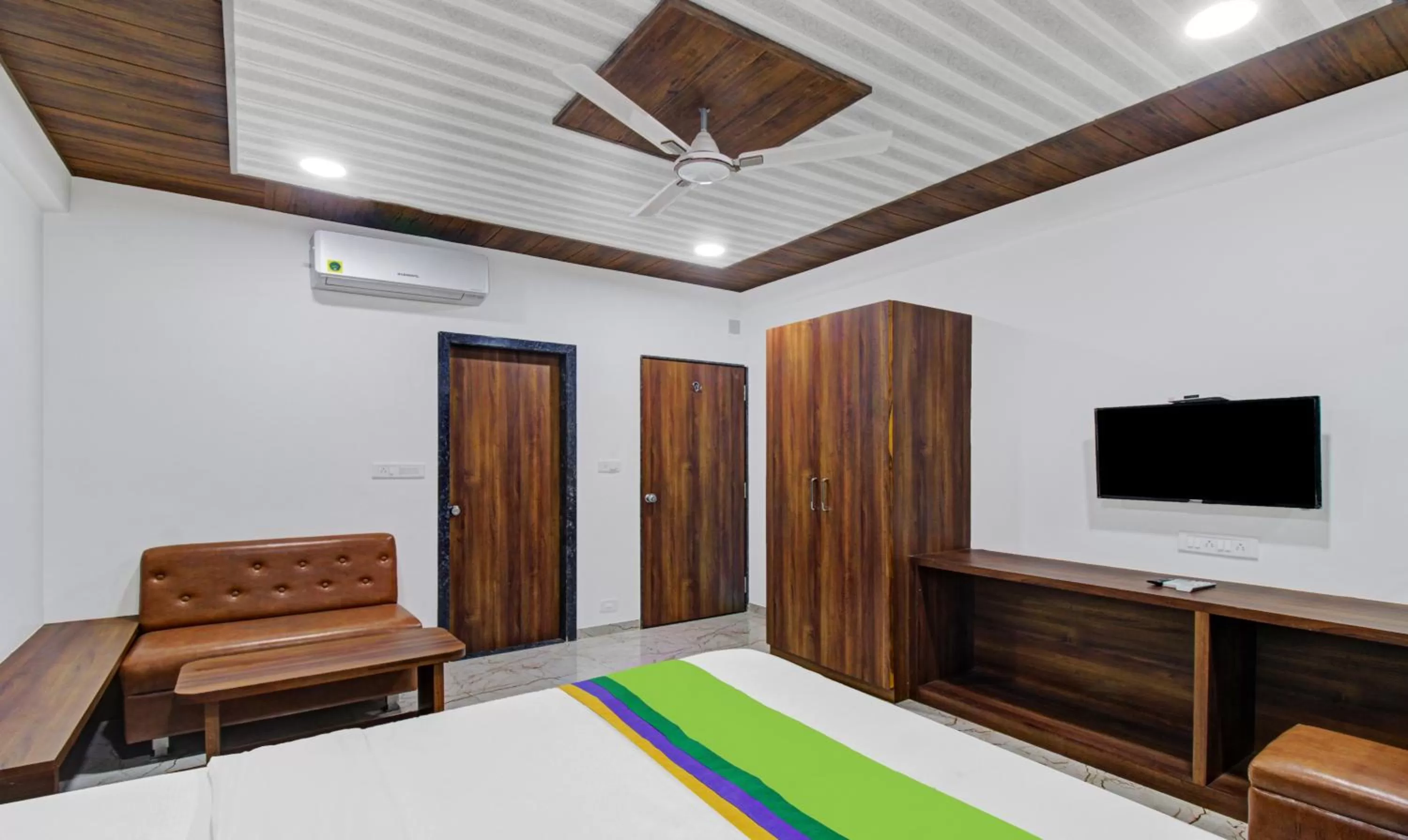 Bedroom, Bed in Treebo Hotel Rk Inn, Railway Station