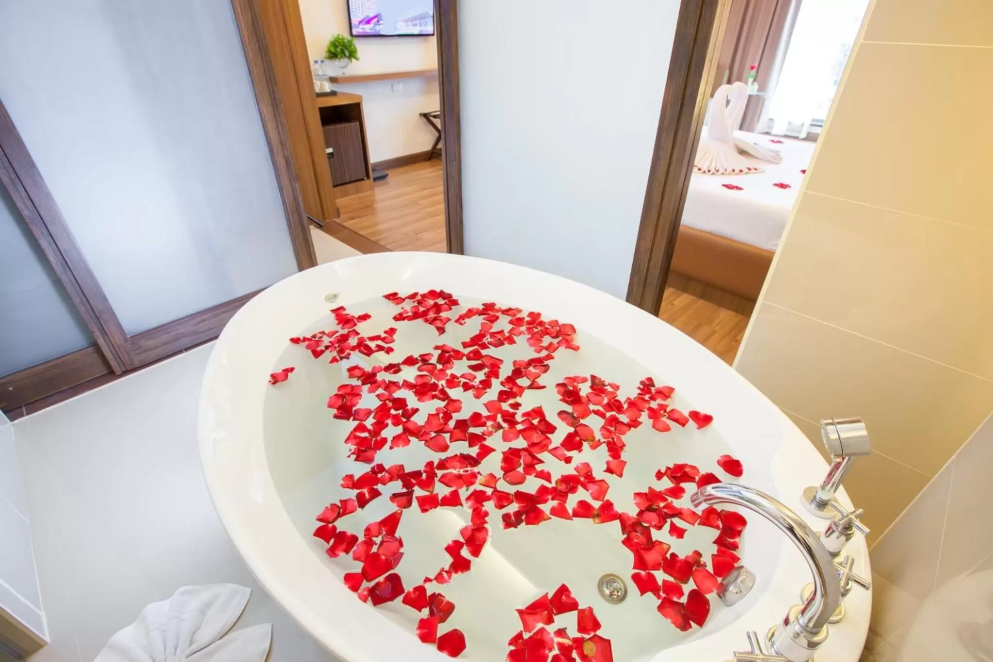 Photo of the whole room, Bed in Chiangmai Grandview Hotel & Convention Center