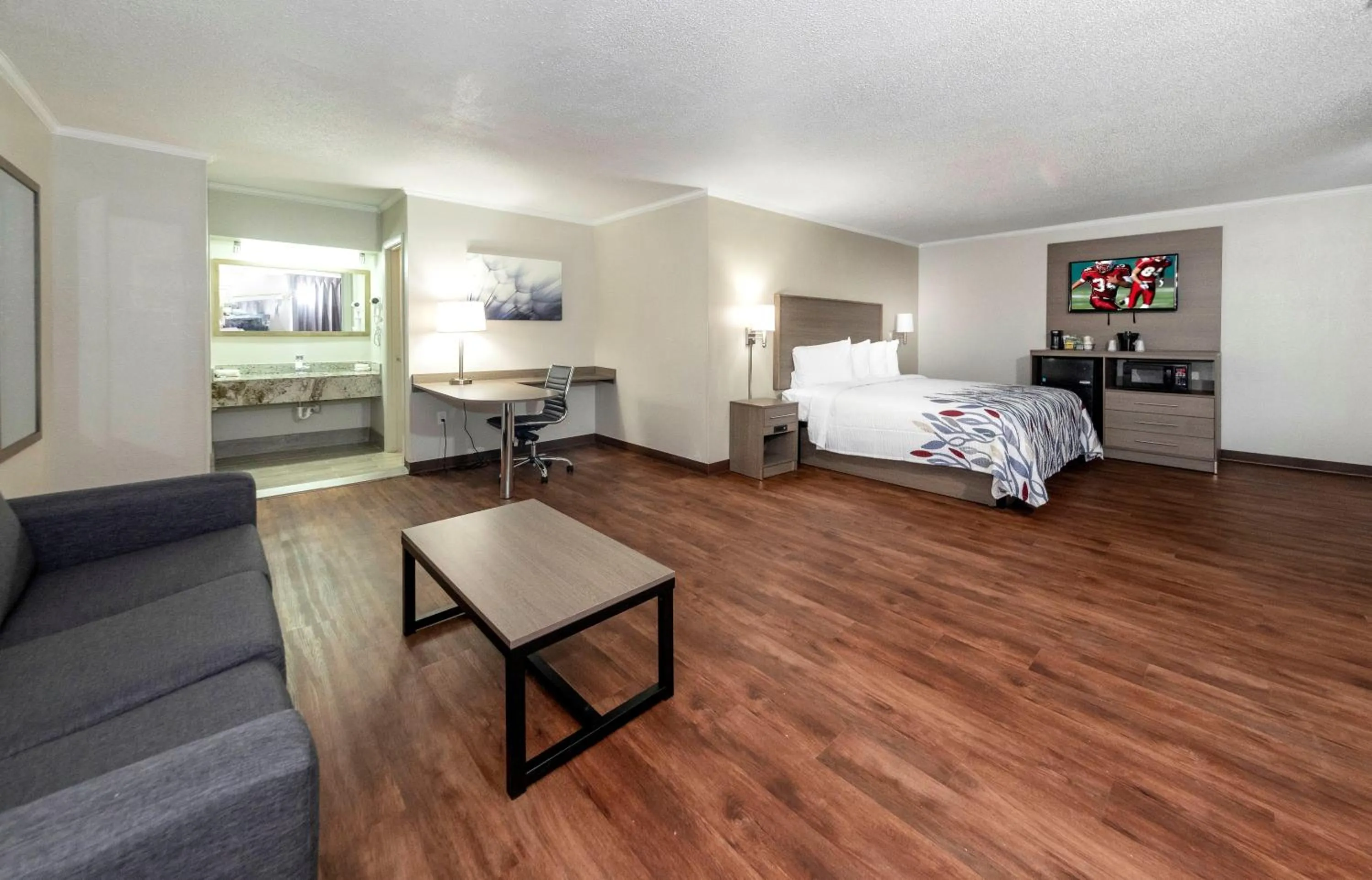Photo of the whole room, Bed in Red Roof Inn Petersburg - Fort Lee