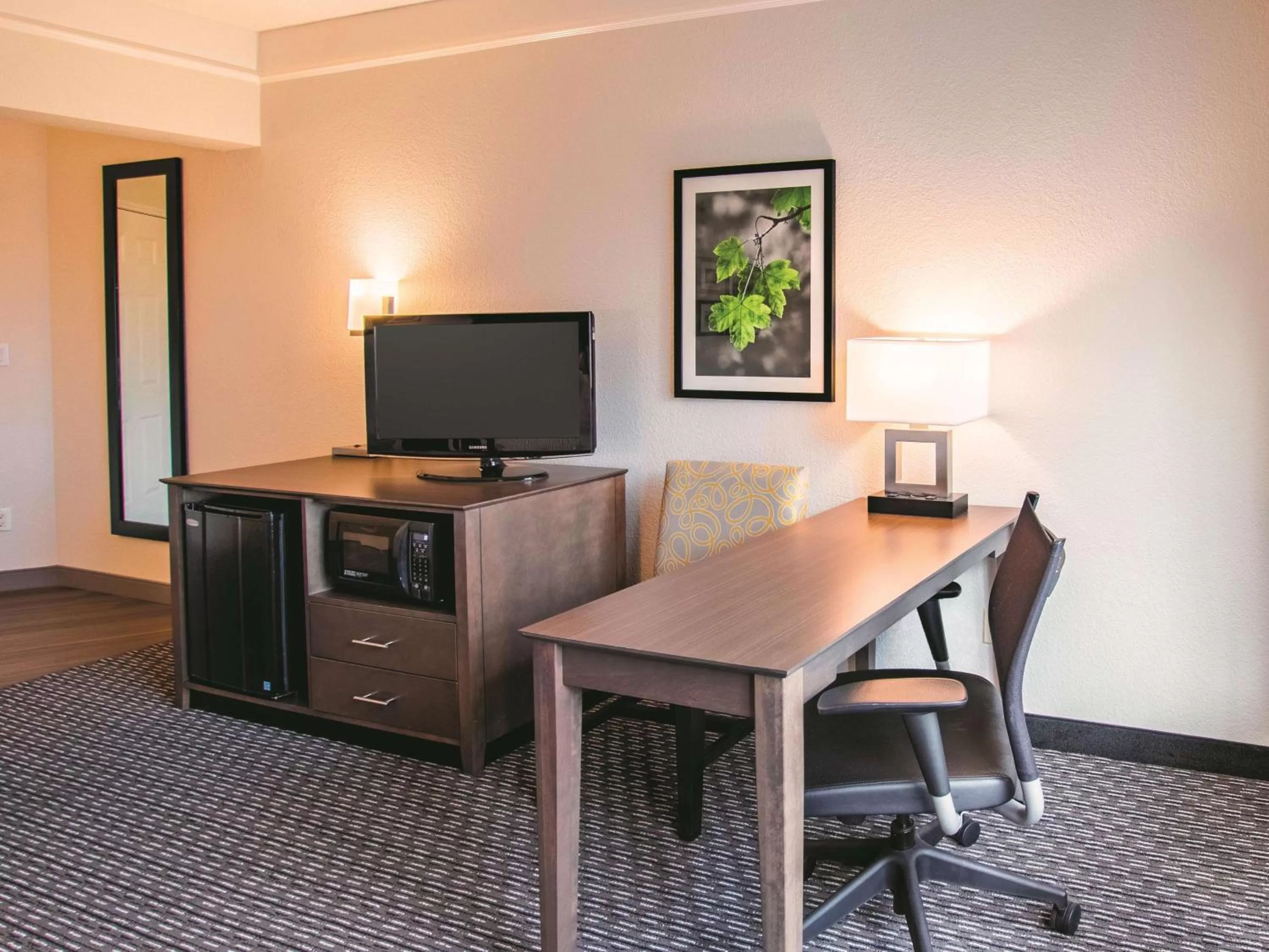 Photo of the whole room in La Quinta by Wyndham Fort Worth City View