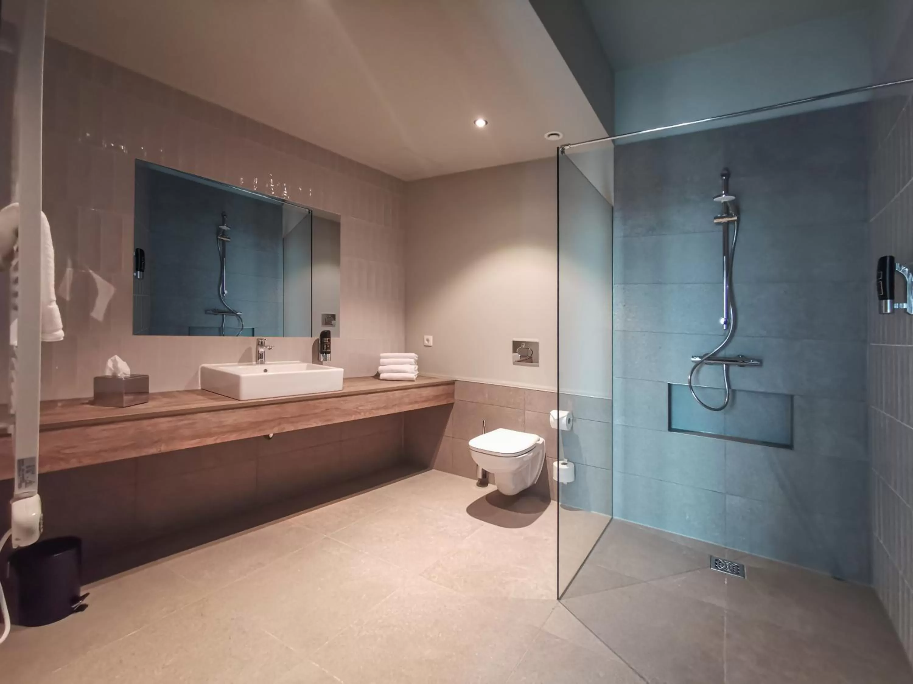 Shower in H24 Stadthotel Bernau