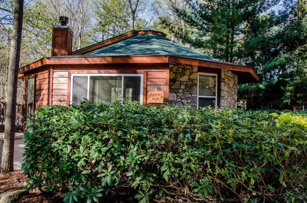 Facade/entrance, Property Building in Asheville Cabins of Willow Winds