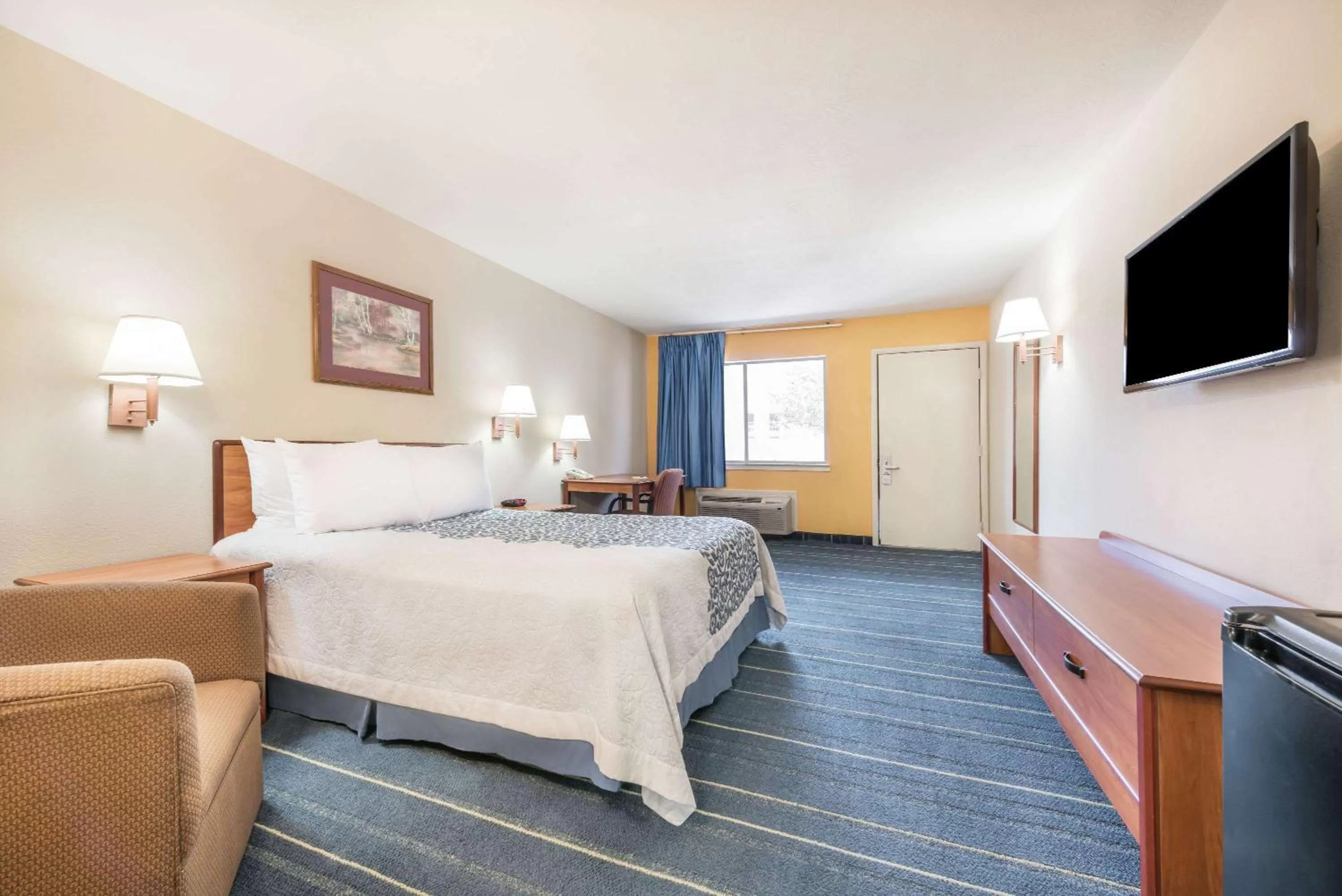 Photo of the whole room, Bed in Days Inn by Wyndham Bryan College Station