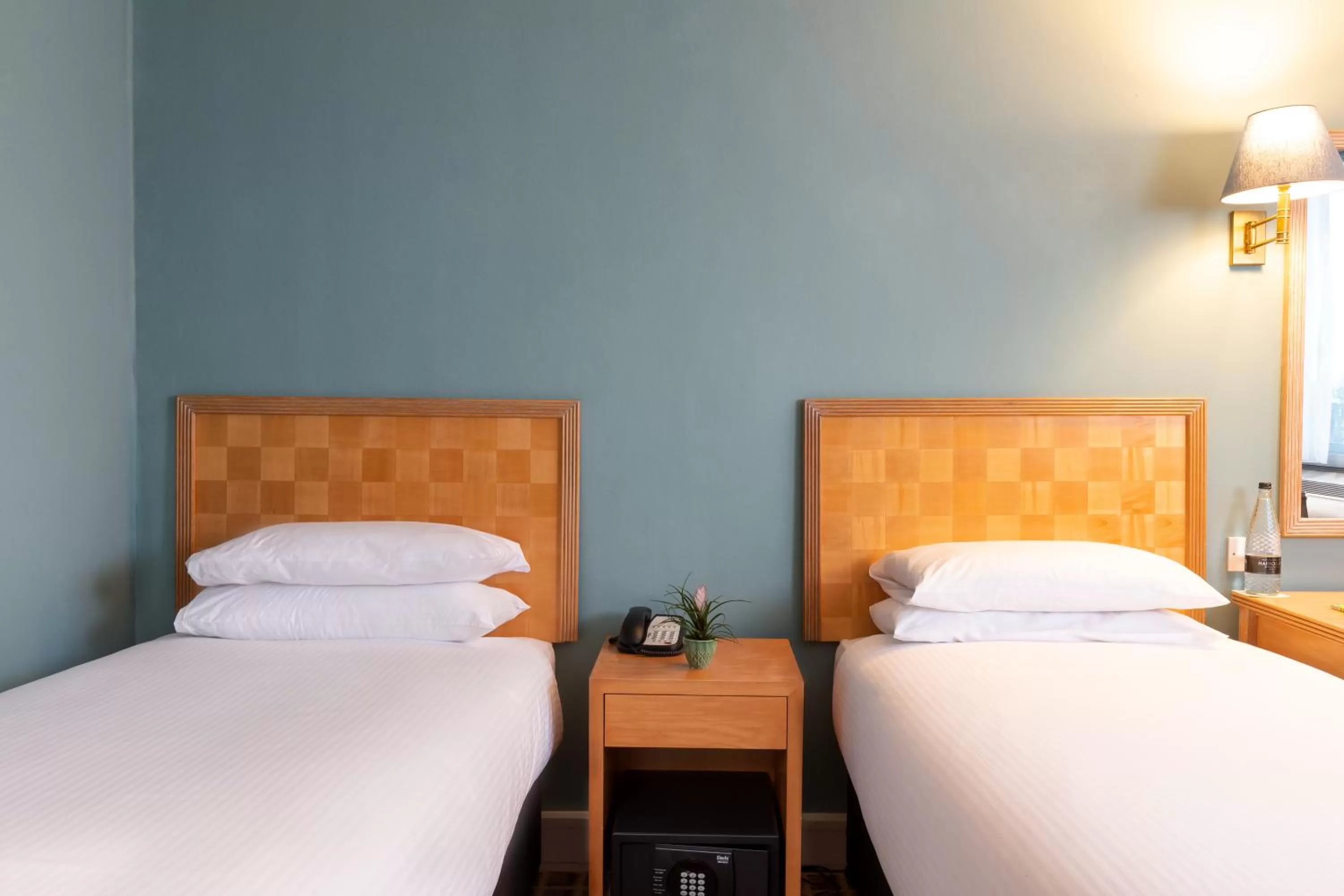 Bedroom, Bed in Copthorne Tara Hotel London Kensington