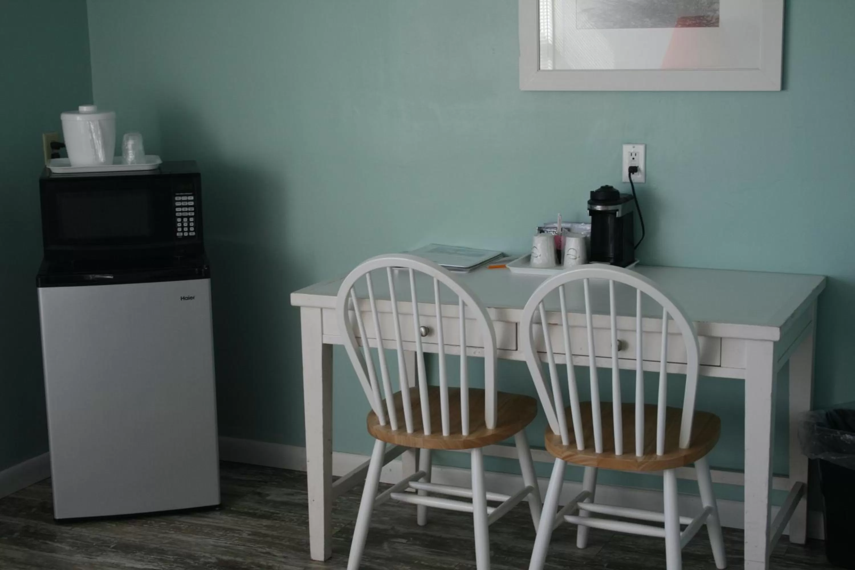 Coffee/tea facilities, Dining Area in Beach Front Motel Cedar Key