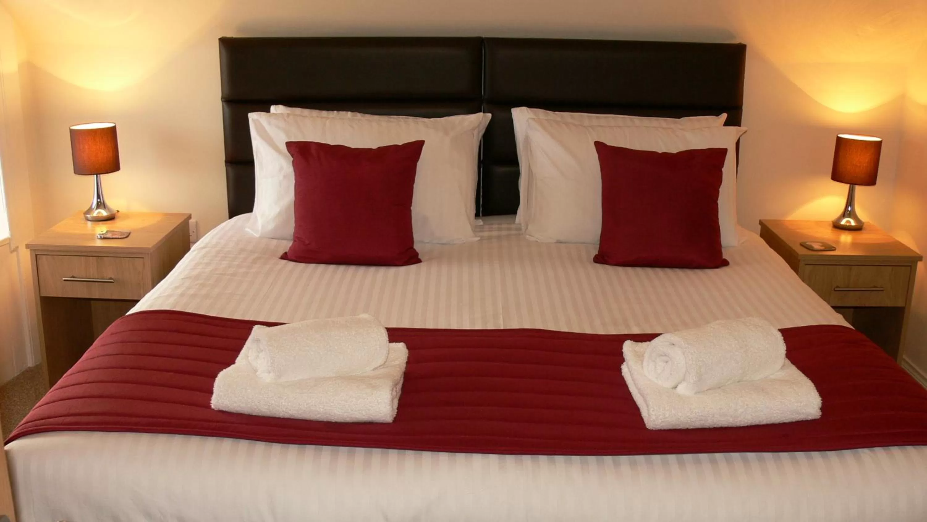 Bed in The Home Arms Guesthouse