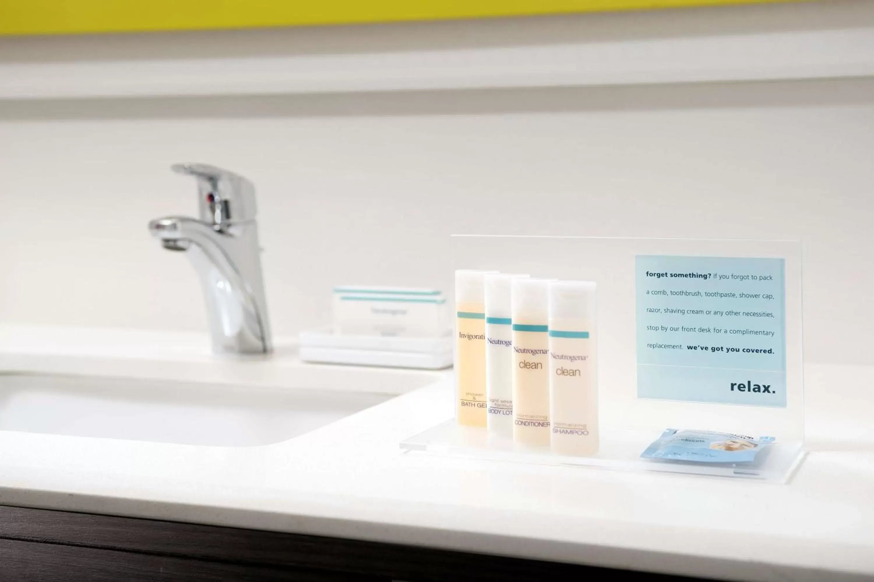 King Room with Roll-In Shower - Mobility and Hearing Access/Non-Smoking in Hampton Inn Miami Airport East King Room with Roll-In Shower - Mobility and Hearing Access/Non-Smoking in Hampton Inn Miami Airport East