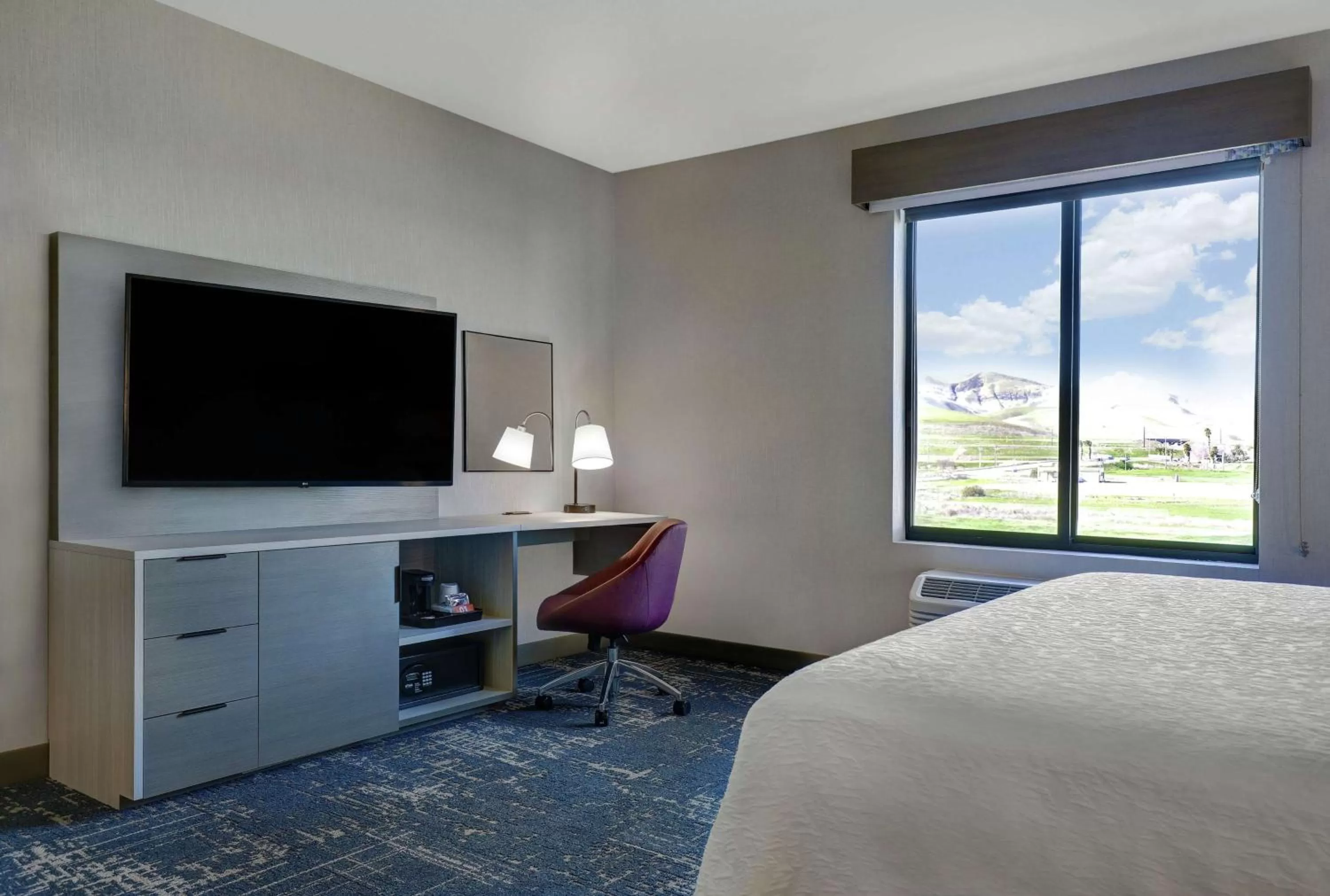 Bedroom, Bed in Hampton Inn Patterson, Ca