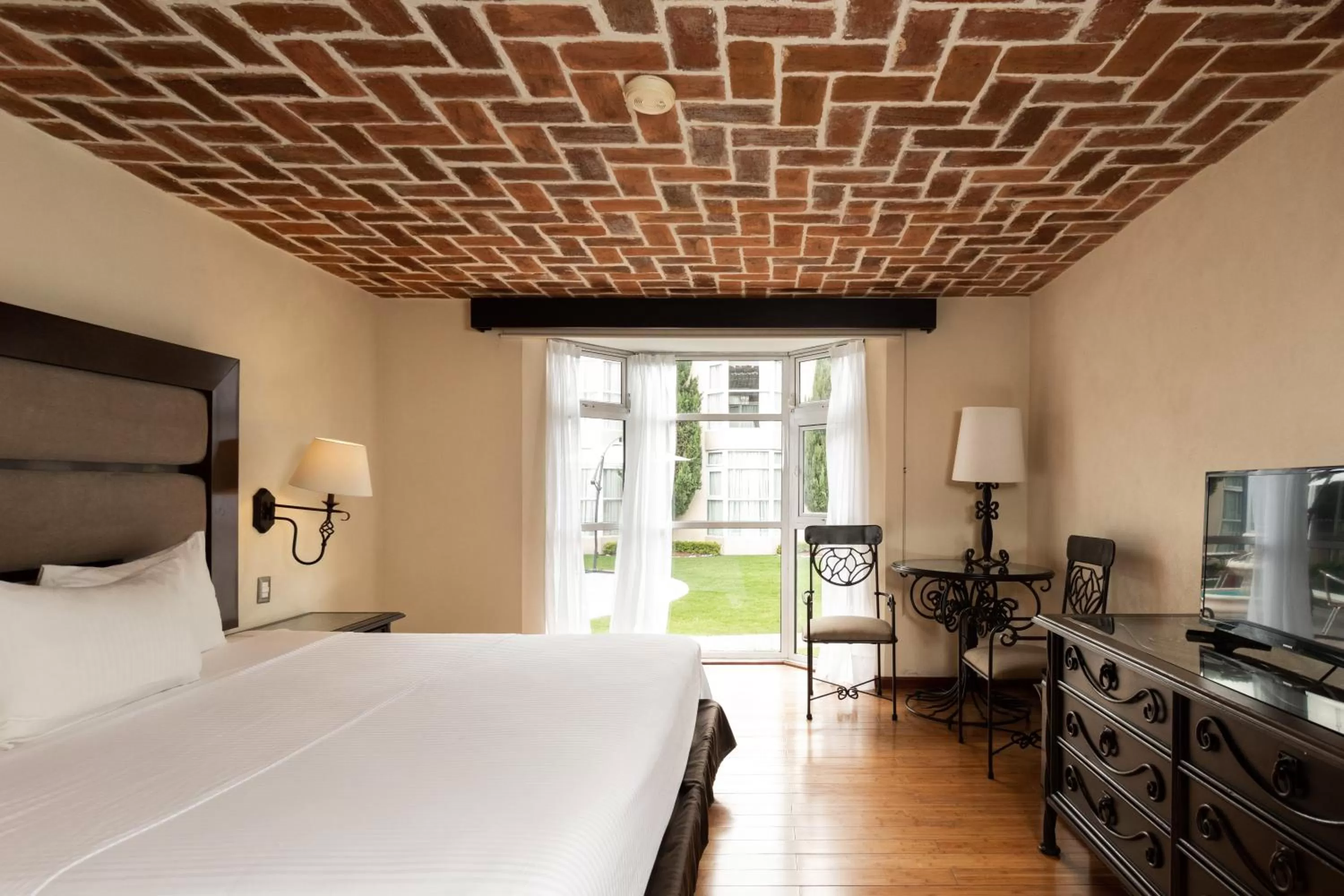 Communal lounge/ TV room, Bed in Hotel Villa Mercedes San Cristobal