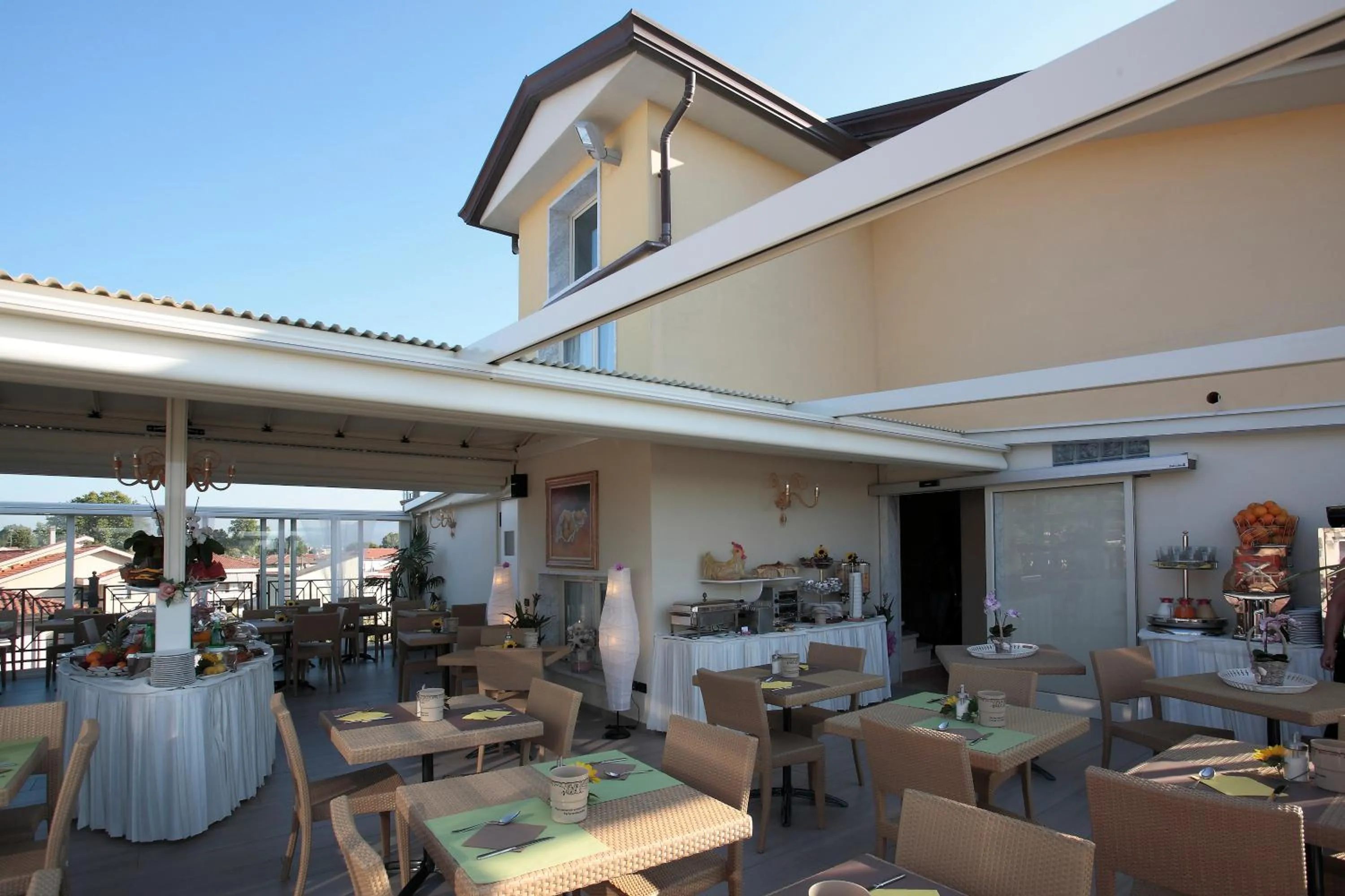 Restaurant/places to eat in Hotel Luna