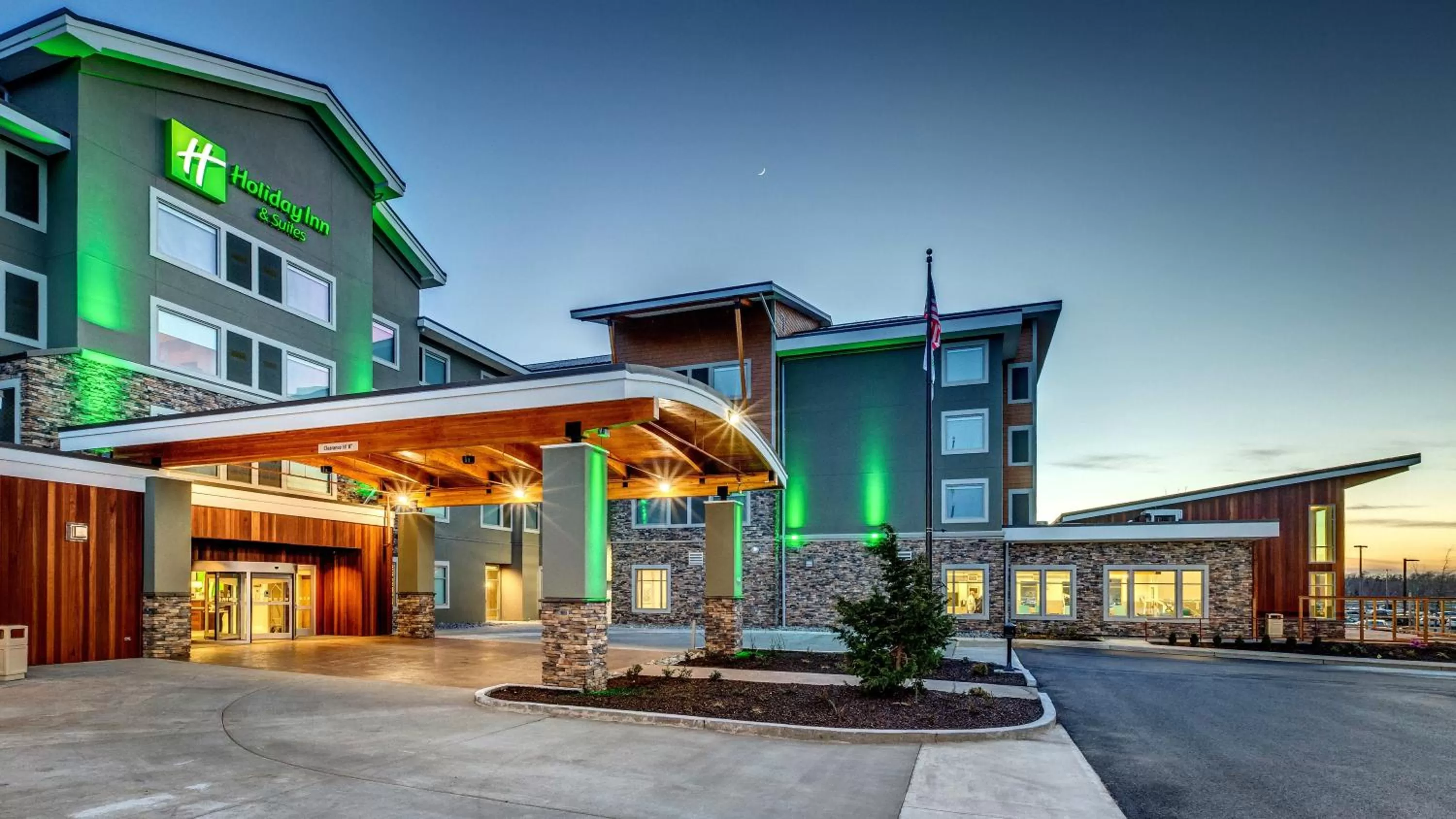 Property building in Holiday Inn & Suites Bellingham by IHG