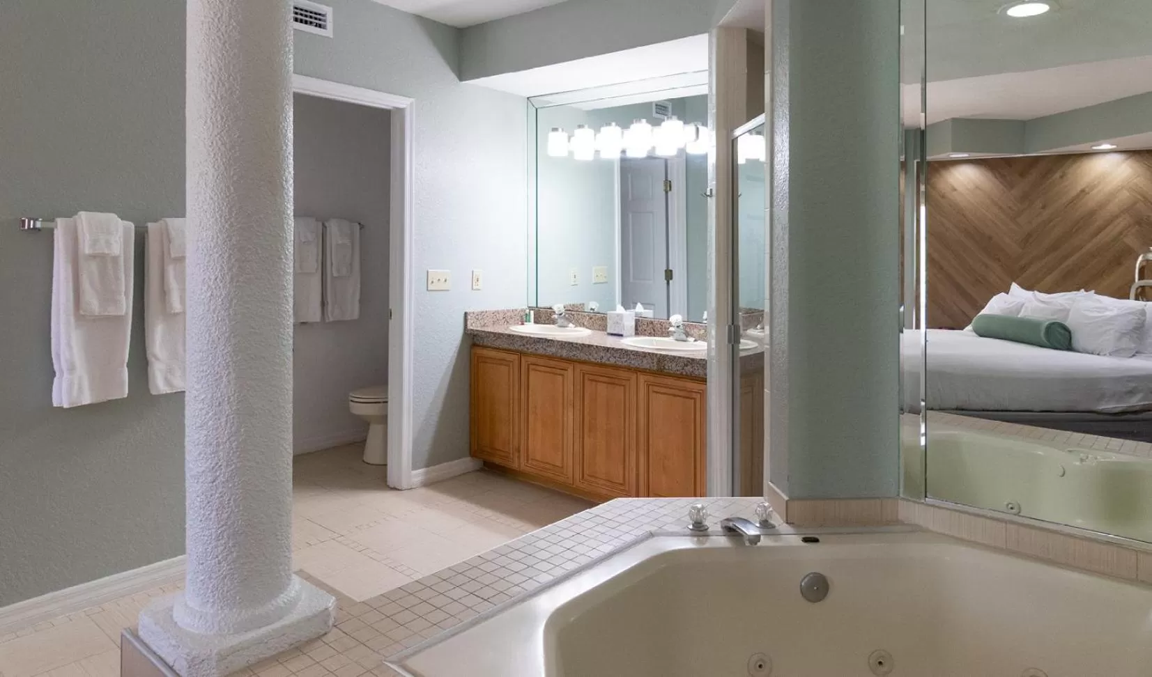 Shower, Bed in Star Island Resort and Club - Near Disney