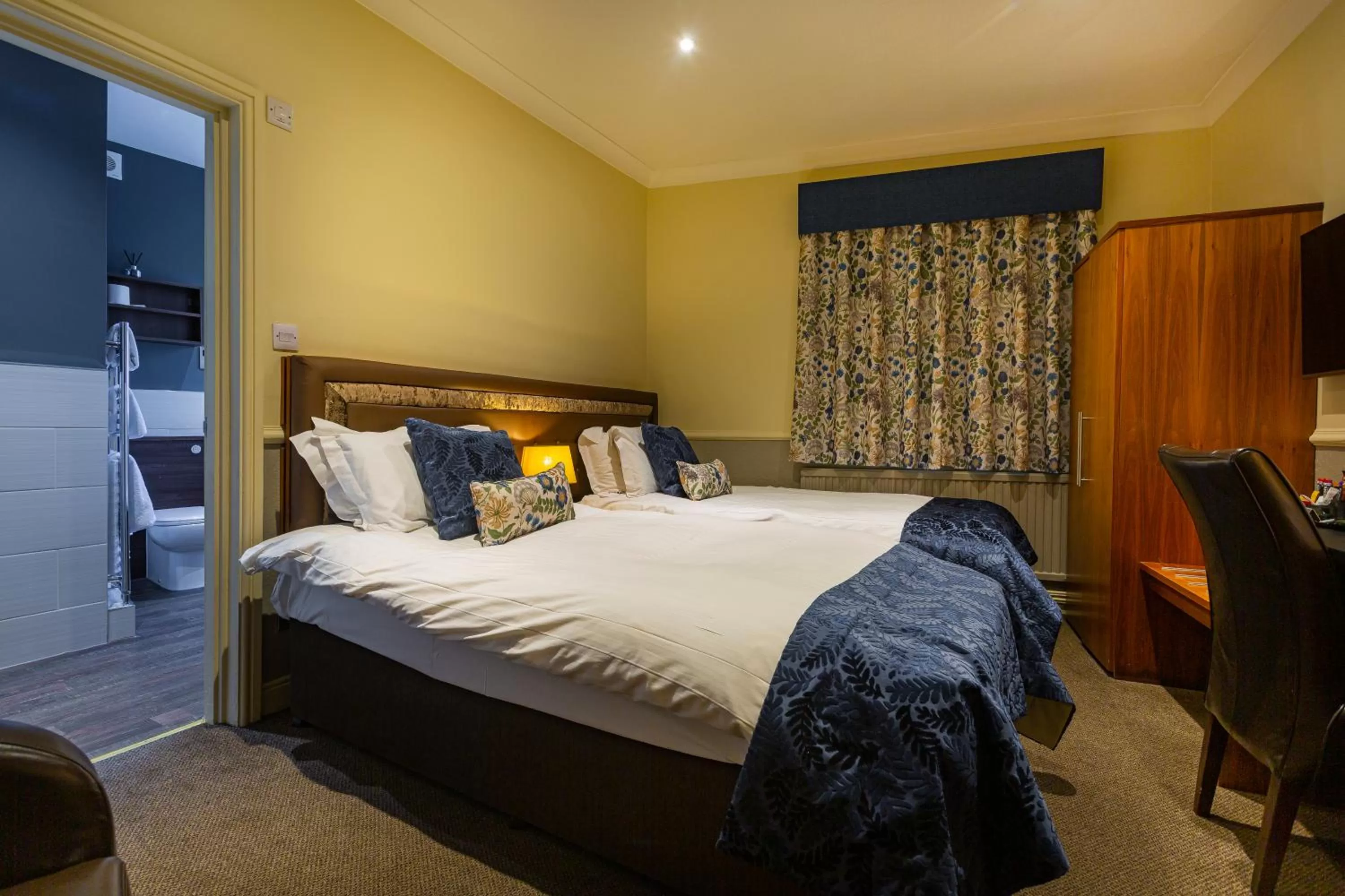 Bedroom, Bed in The White Hart Hotel, Boston, Lincolnshire - The Coaching Inn Group