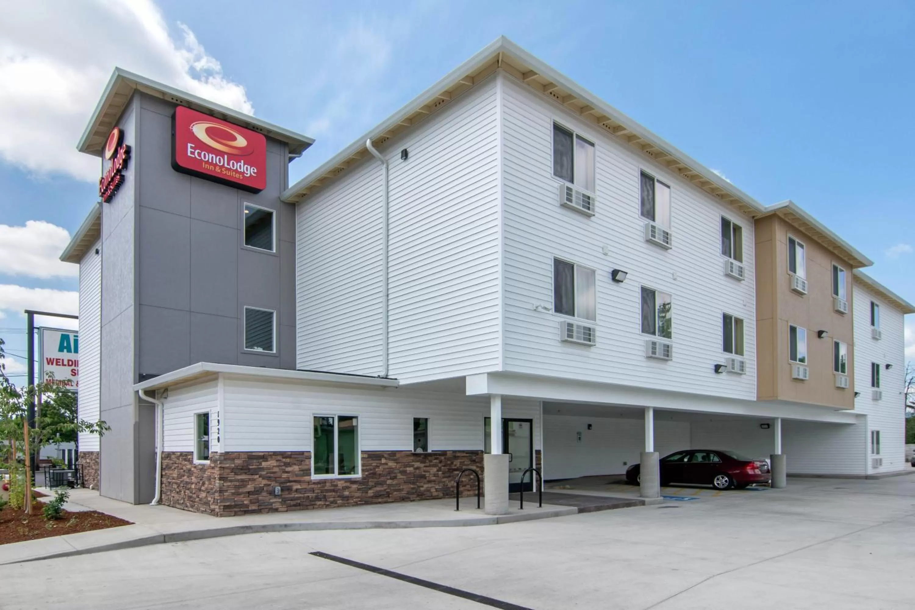 Property building in Econo Lodge Inn & Suites Springfield Main Street