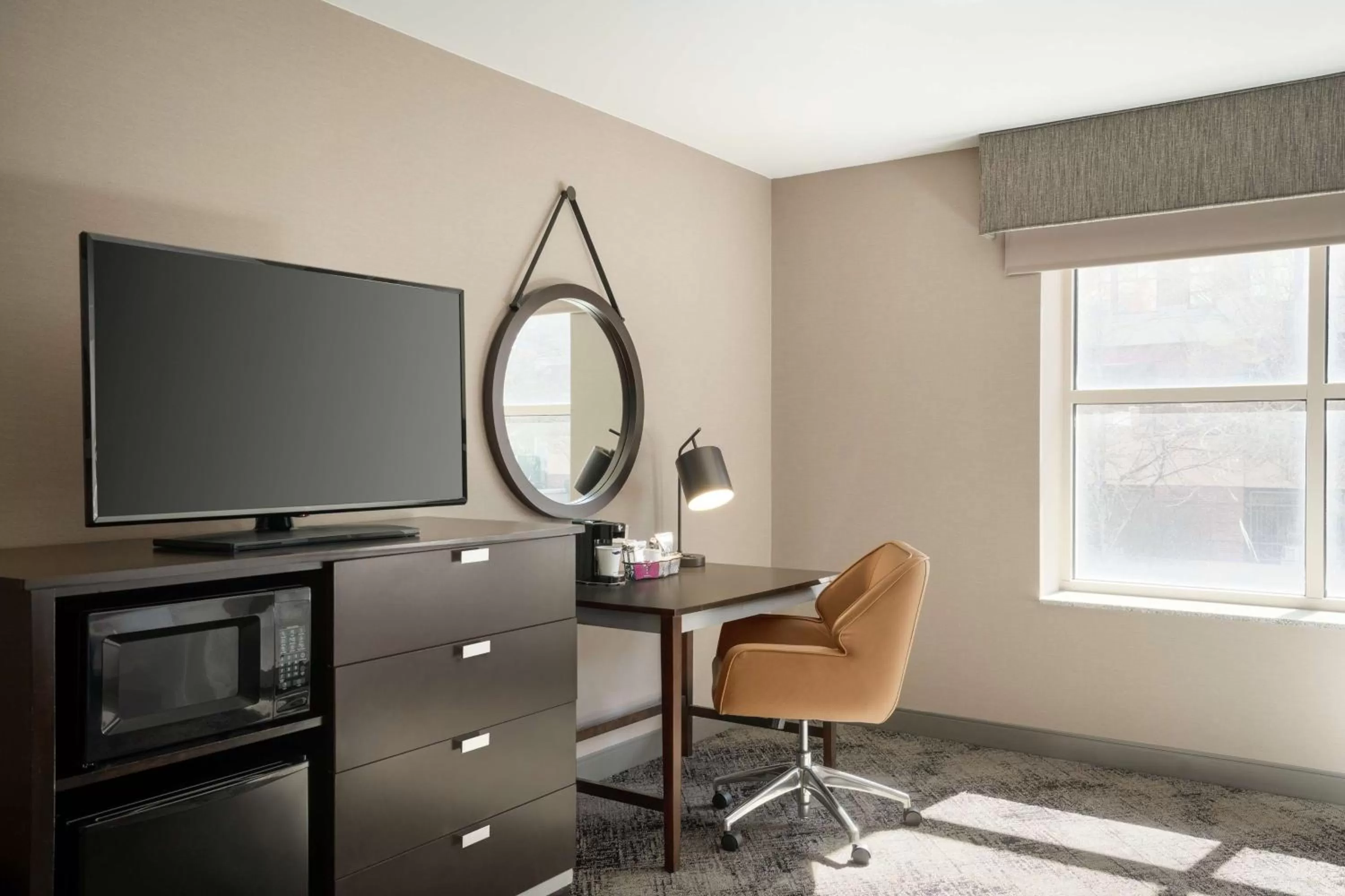 Queen Room with Two Queen Beds and Bath Tub - Mobility and Hearing Access in Hampton Inn Portland Downtown Waterfront