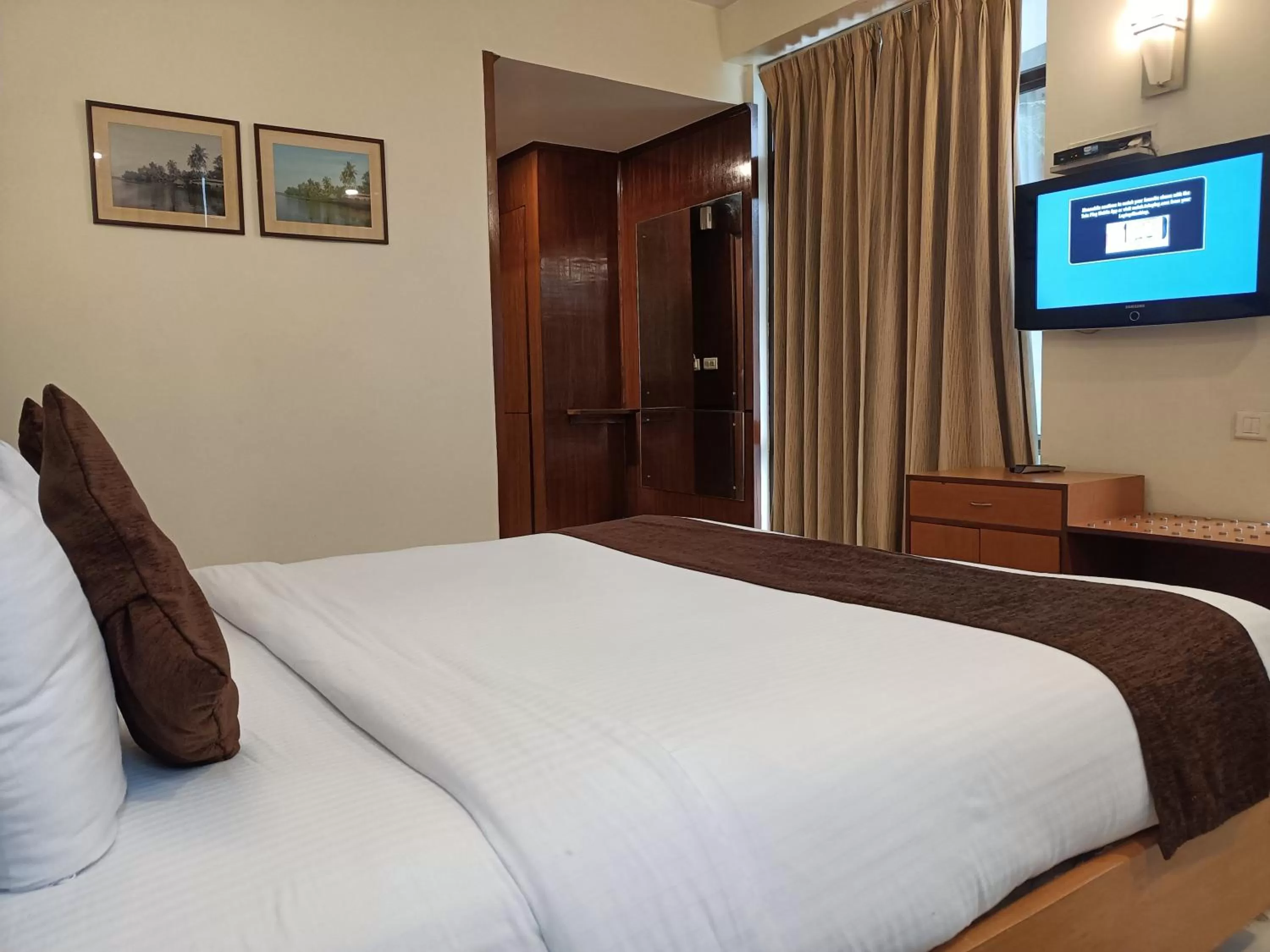 Bedroom, Bed in Hotel Broadways Inn