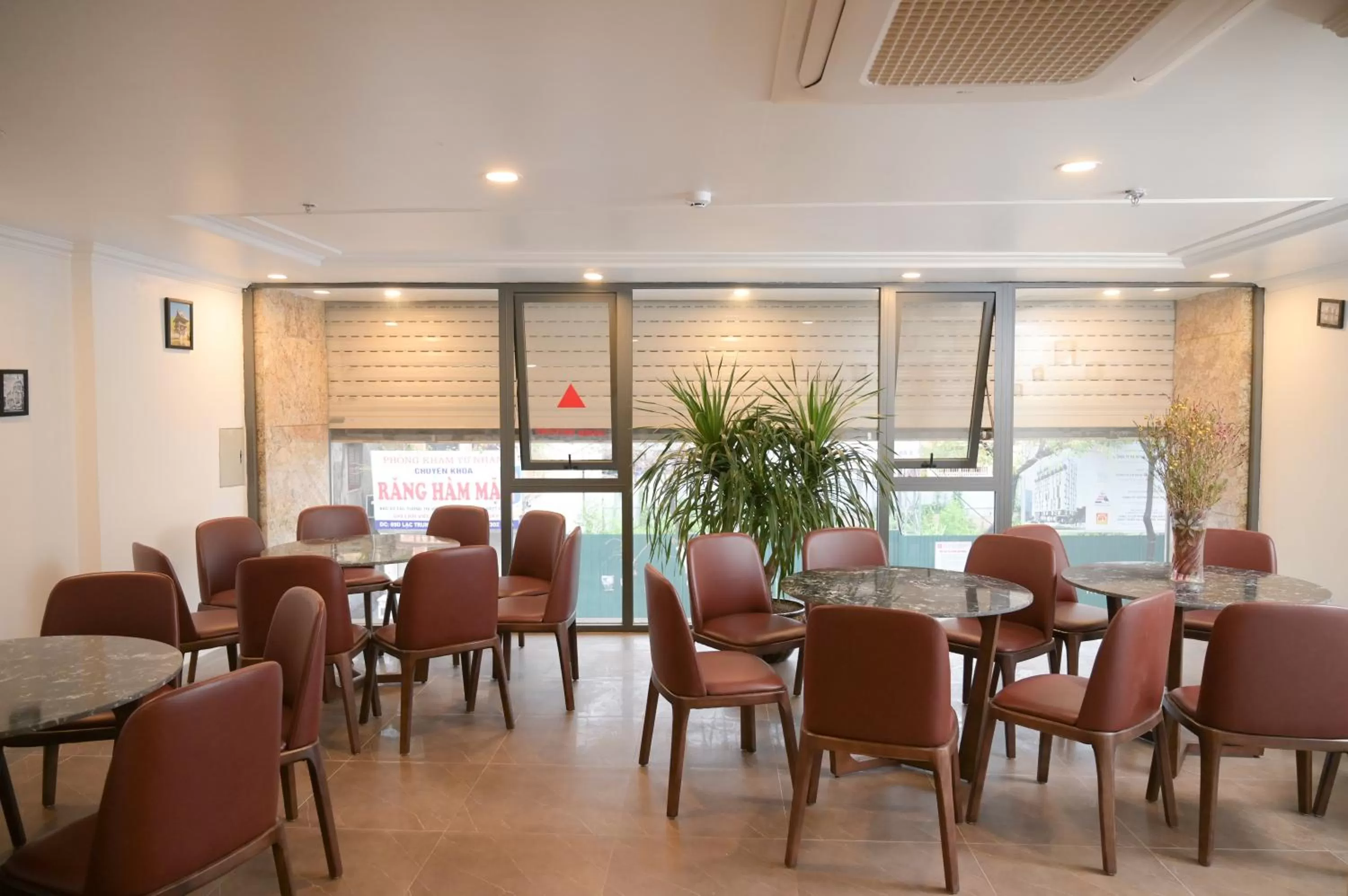 Restaurant/places to eat in Mercy Hotel