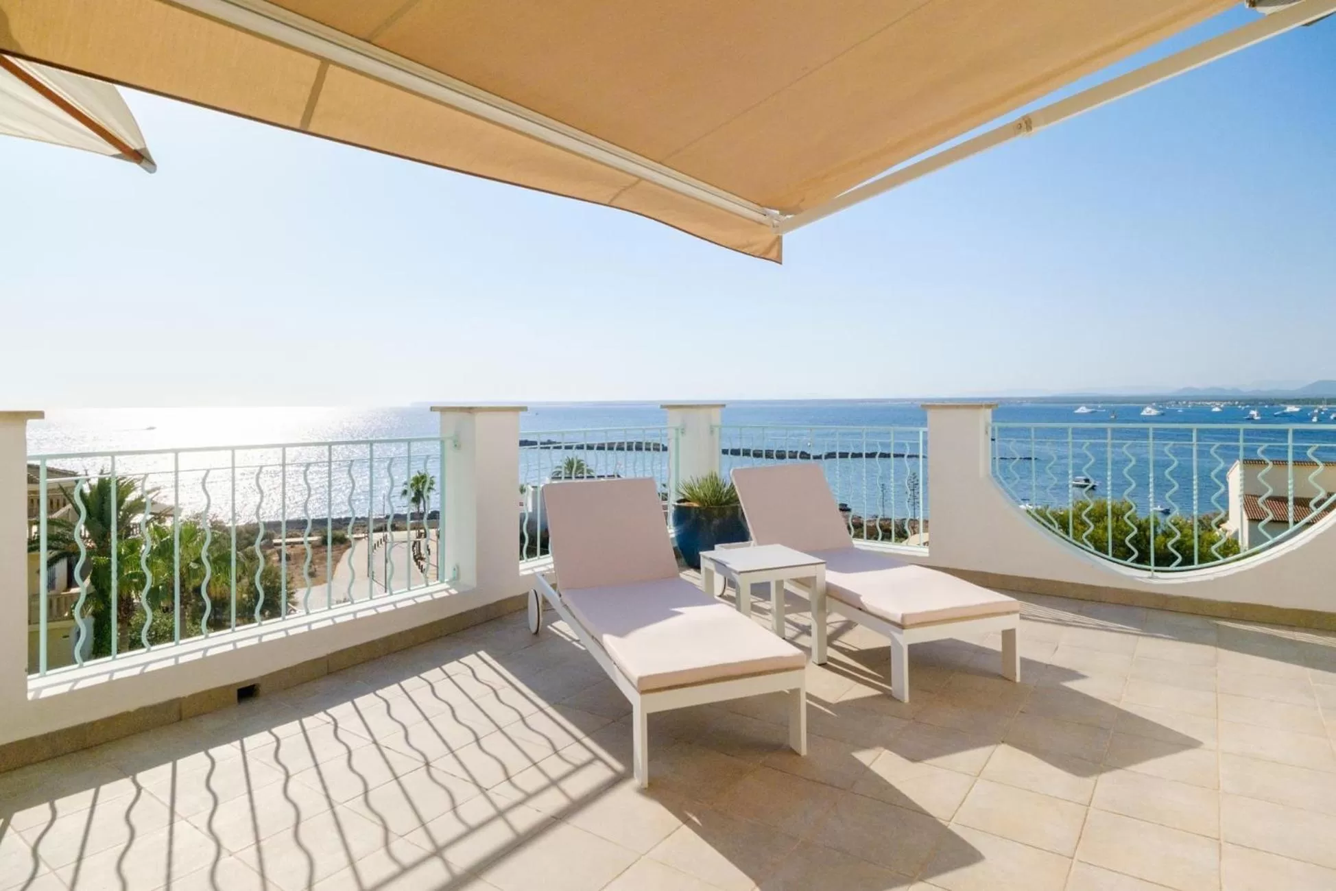 Suite with Sea View in Hotel Villa Chiquita