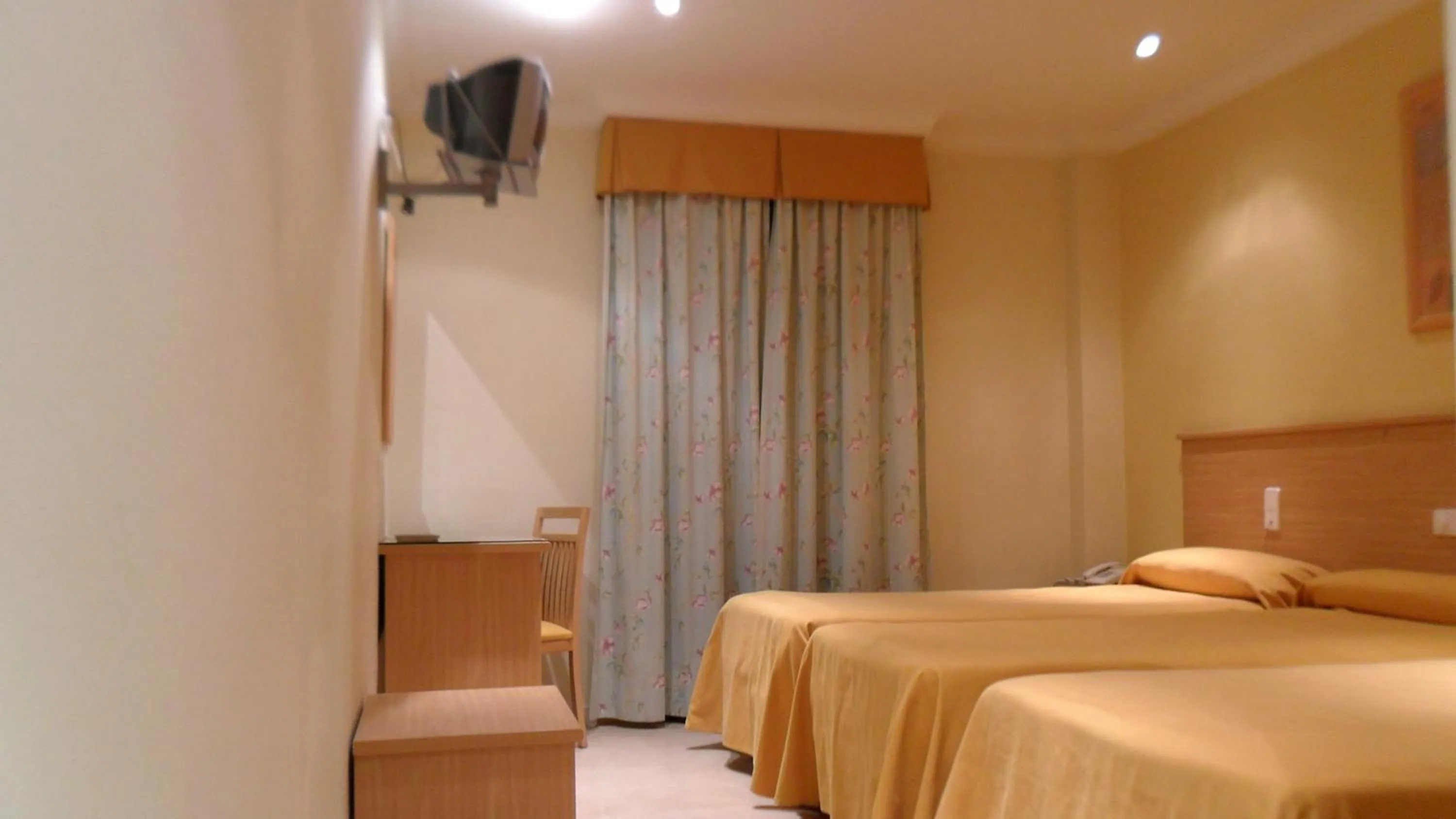 Photo of the whole room, Bed in Hotel los Girasoles