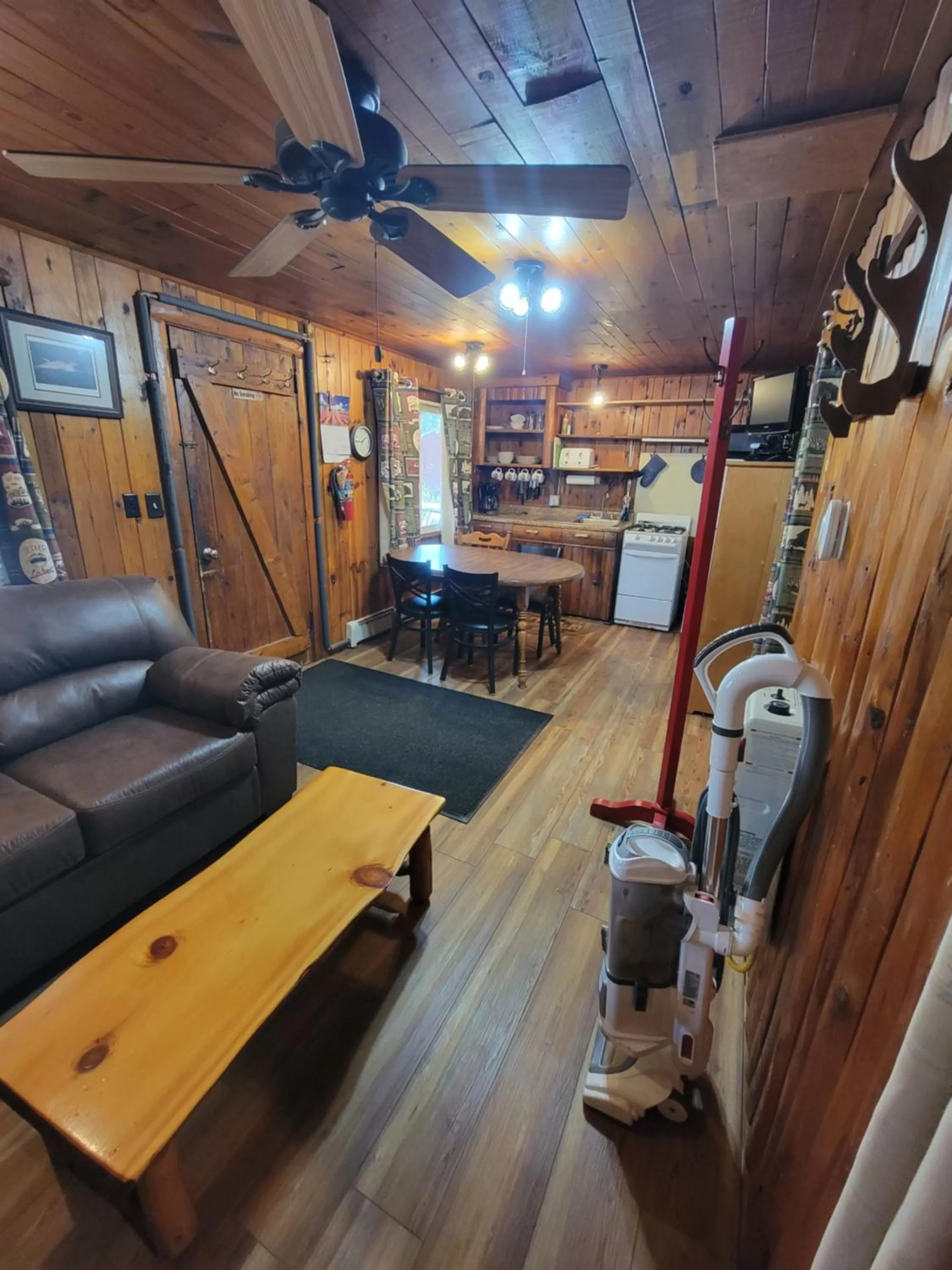 Kitchen or kitchenette in Two Rivers Motel and Cabins of Kenton, MI