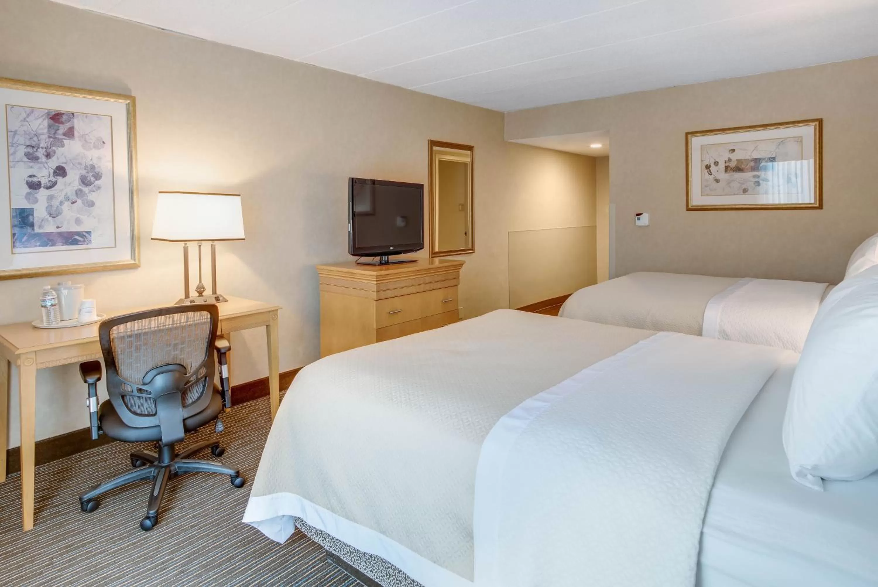 Photo of the whole room, Bed in Days Hotel by Wyndham Toms River Jersey Shore