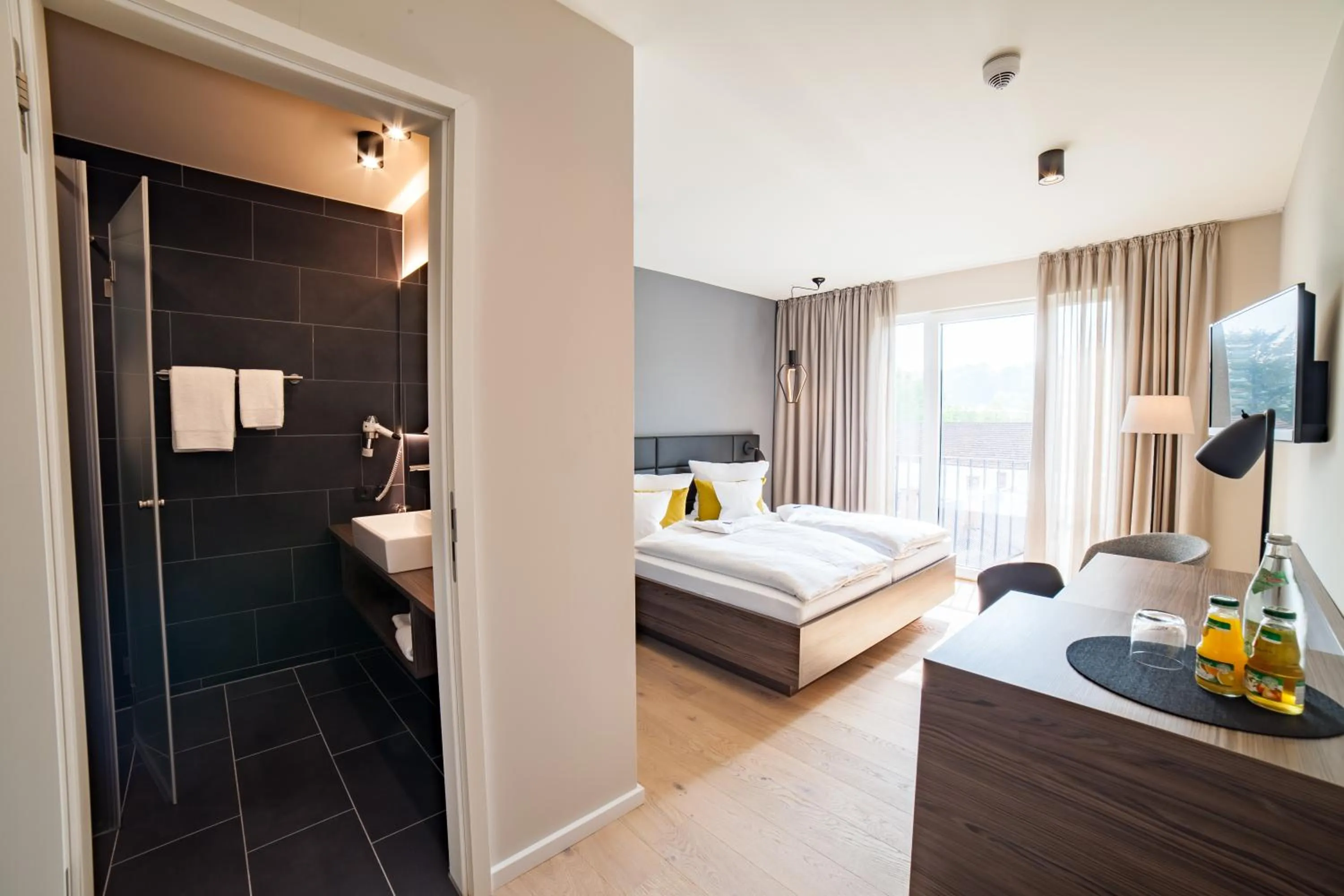 Bathroom, Bed in Hotel Garni Maximilian