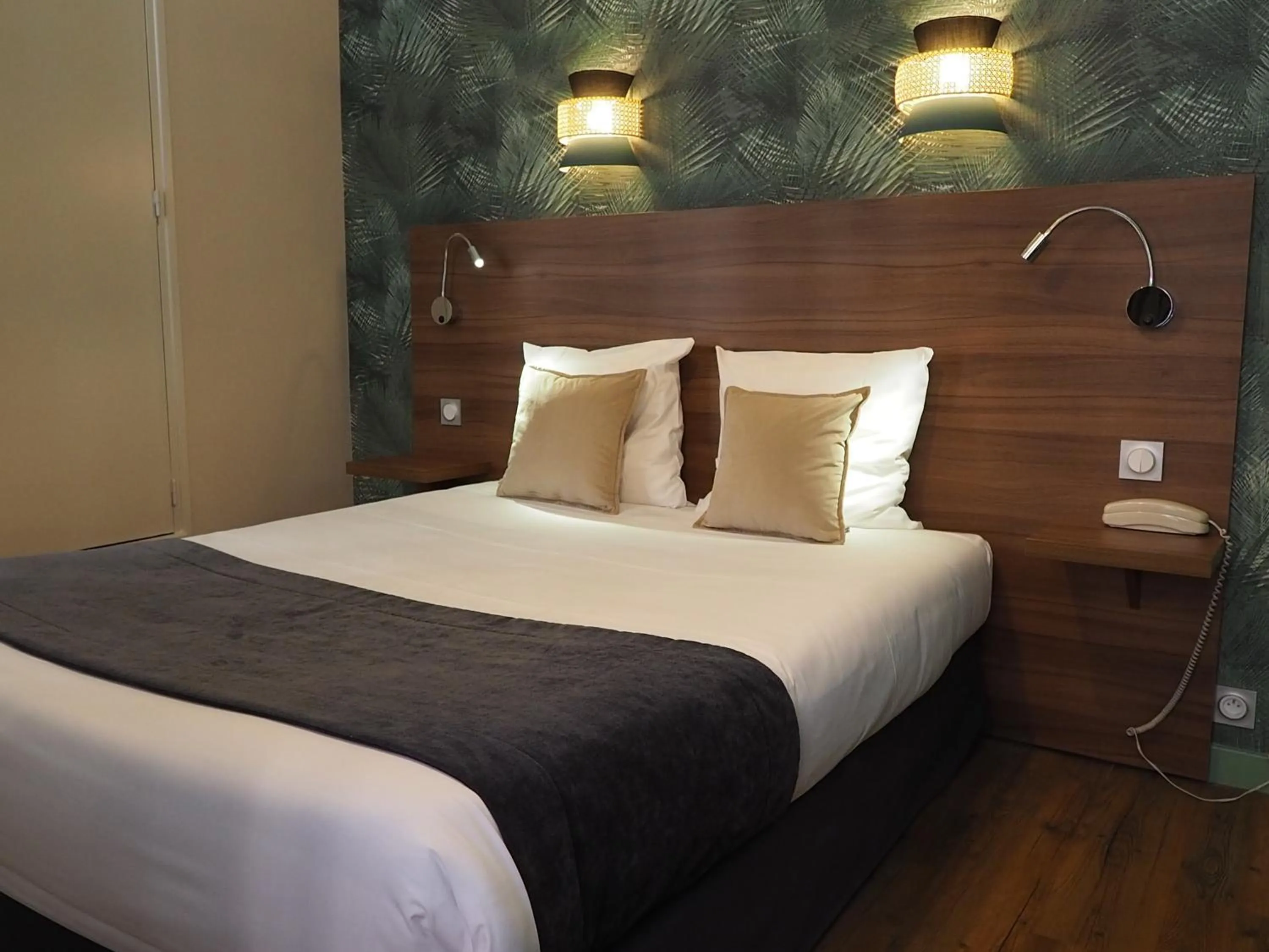 Bed in Hôtel du Dauphin