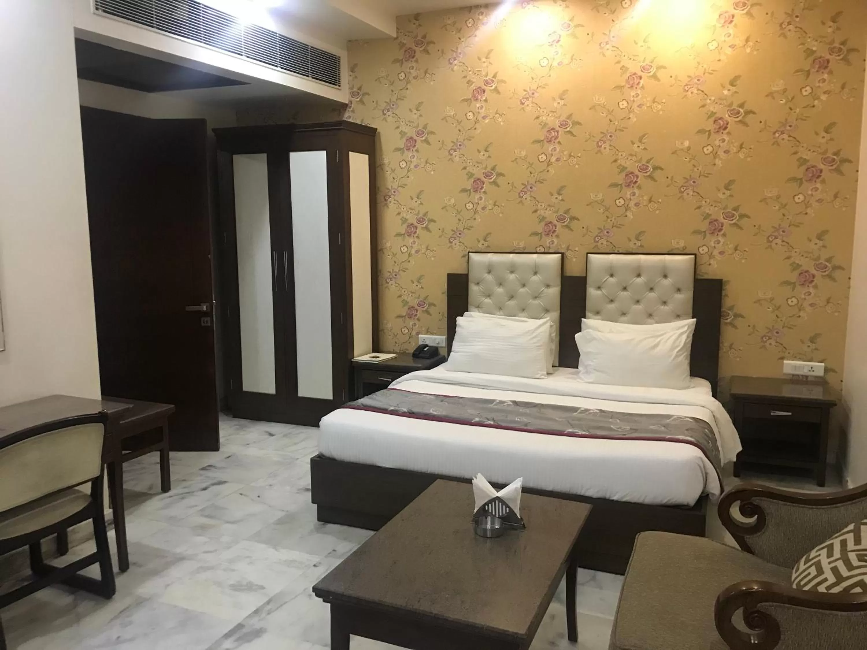 Bed in Hotel Leela Grande