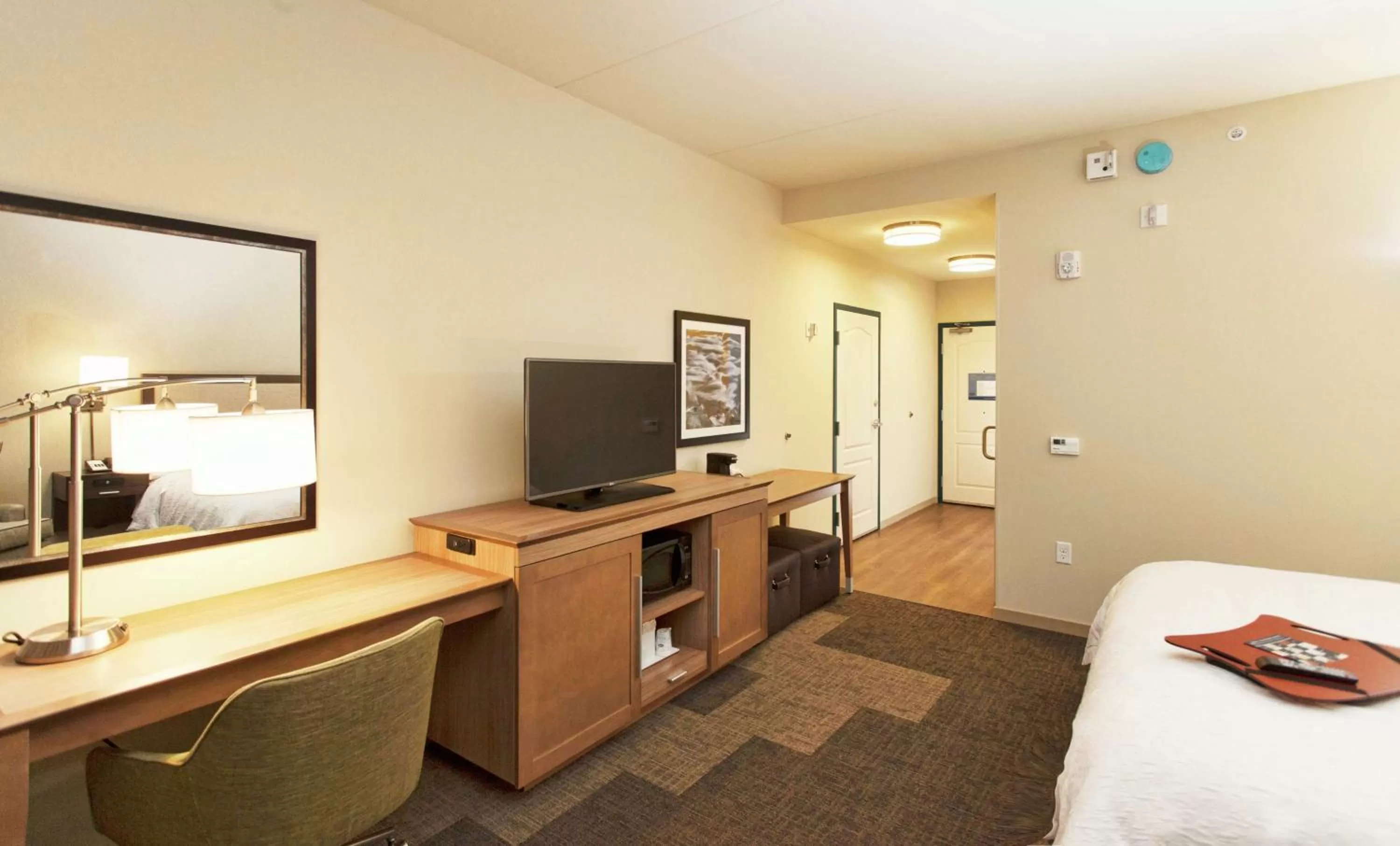 Bedroom, Bed in Hampton Inn Hibbing