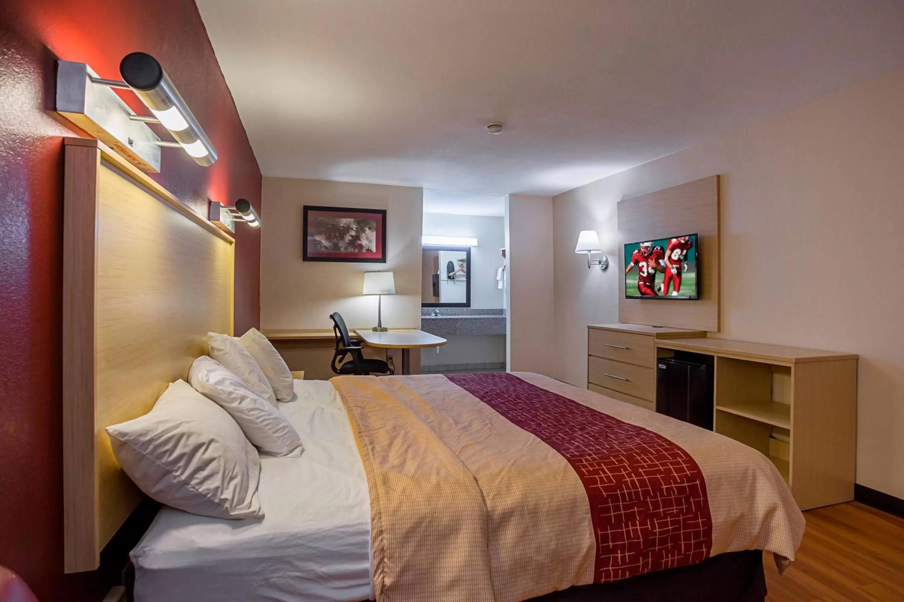 Bedroom, Bed in Red Roof Inn West Memphis, AR