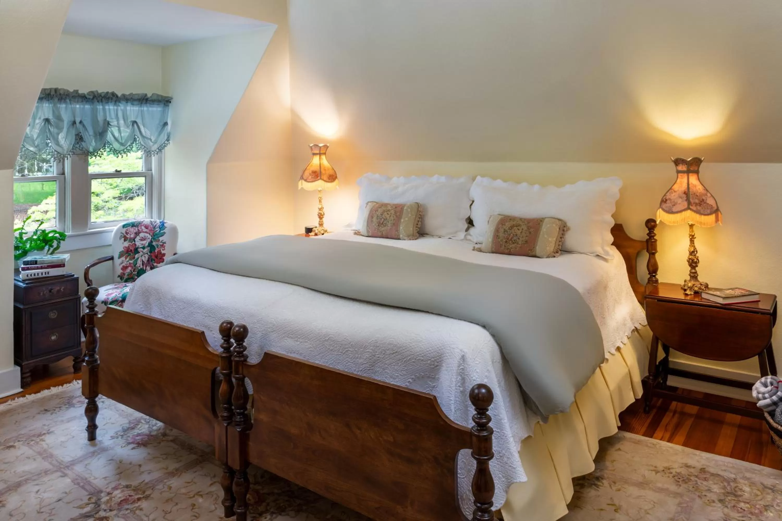 Bed in The 1899 Wright Inn & Carriage House