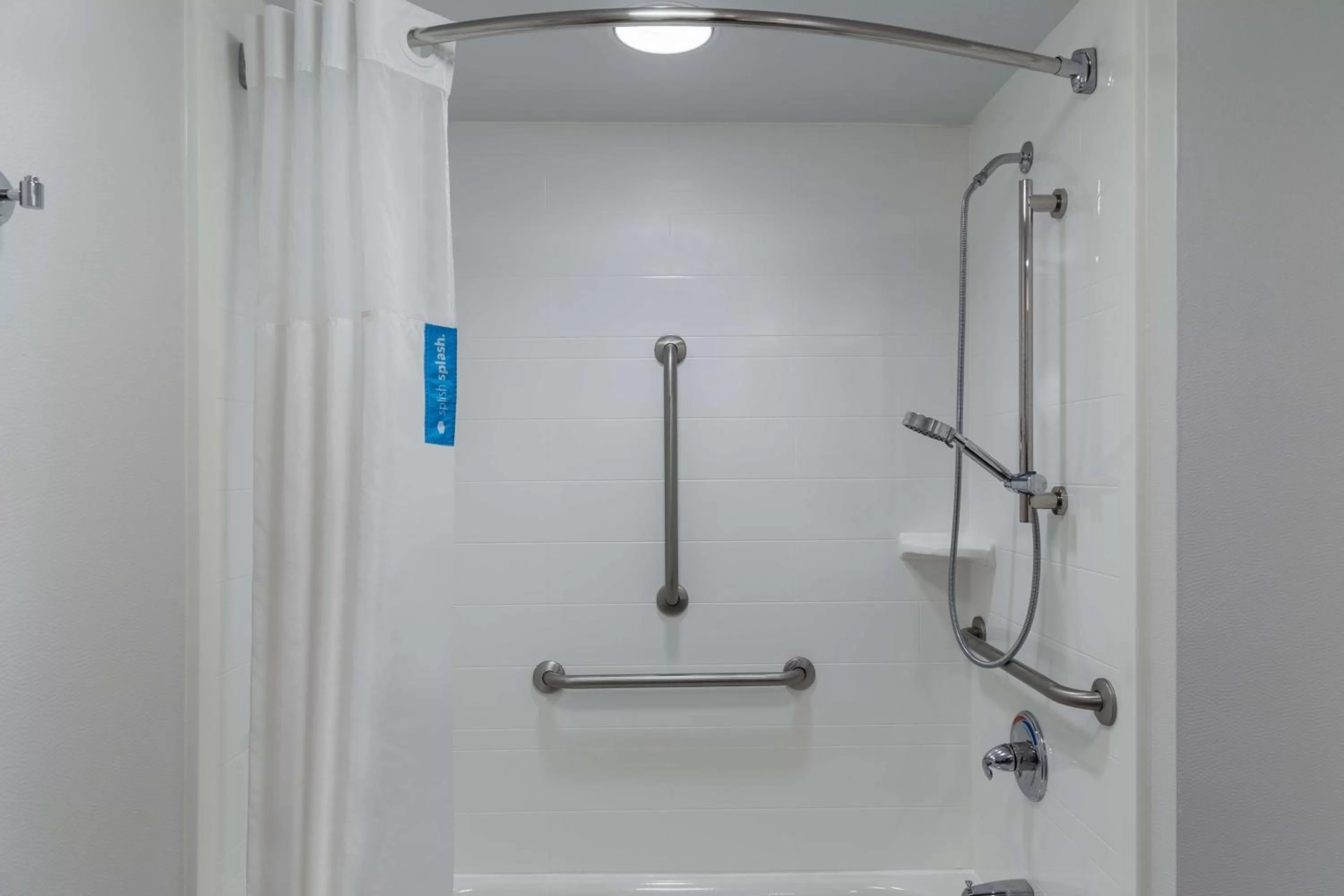 Bathroom in Hampton Inn La Crosse/Onalaska