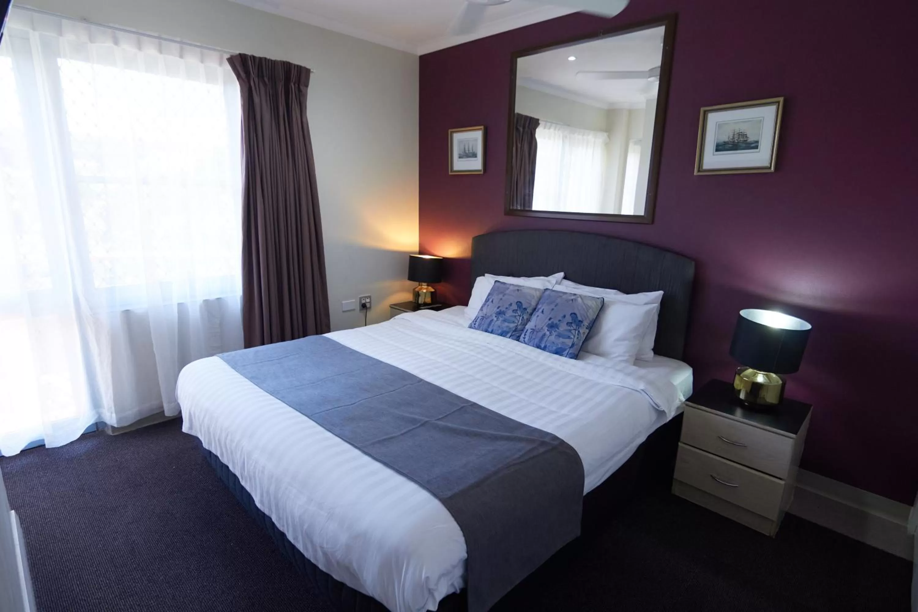 Bed in Mariners Court Hotel Sydney