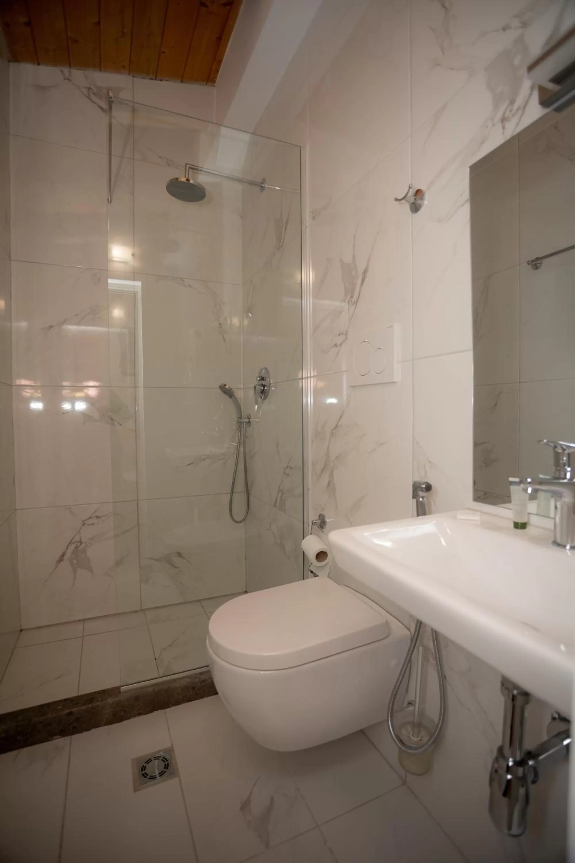 Shower, Bathroom in Hotel Grandpa's House