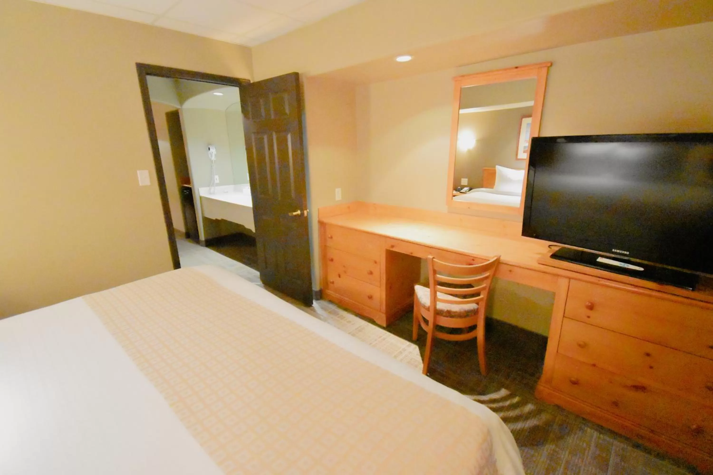 Bedroom, Bed in Canad Inns Destination Centre Portage la Prairie