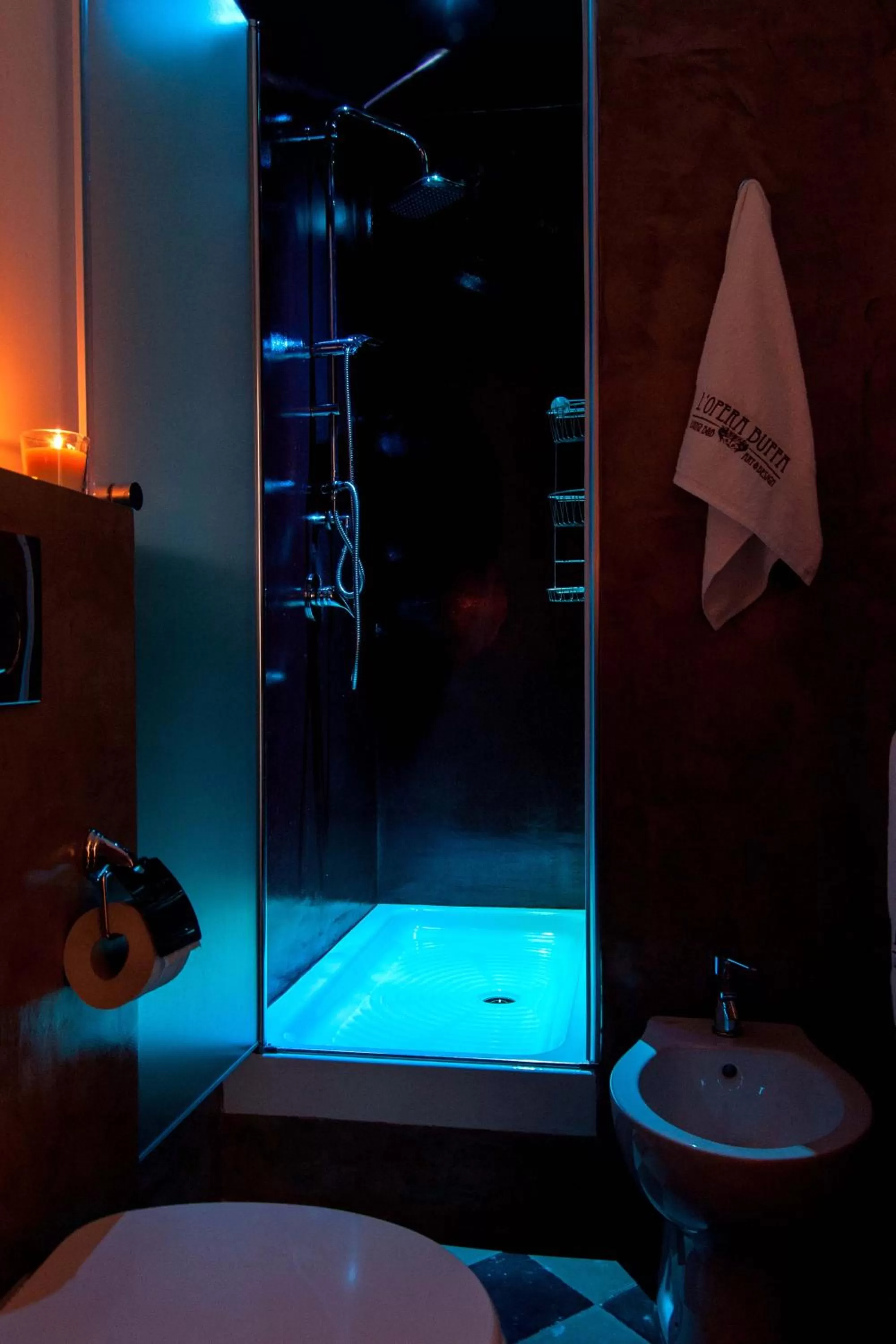 Shower in L'Opera Buffa