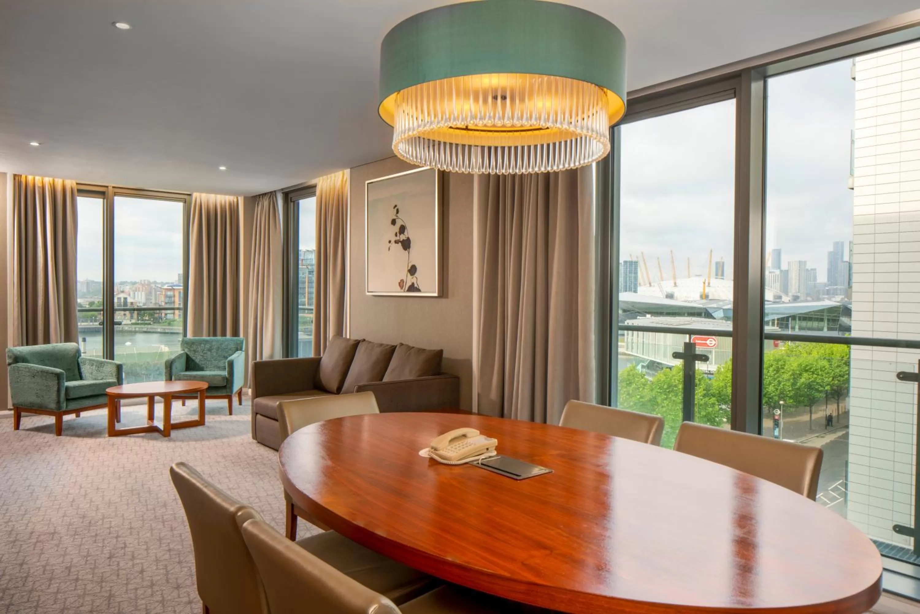 Living room in Crowne Plaza London - Docklands by IHG