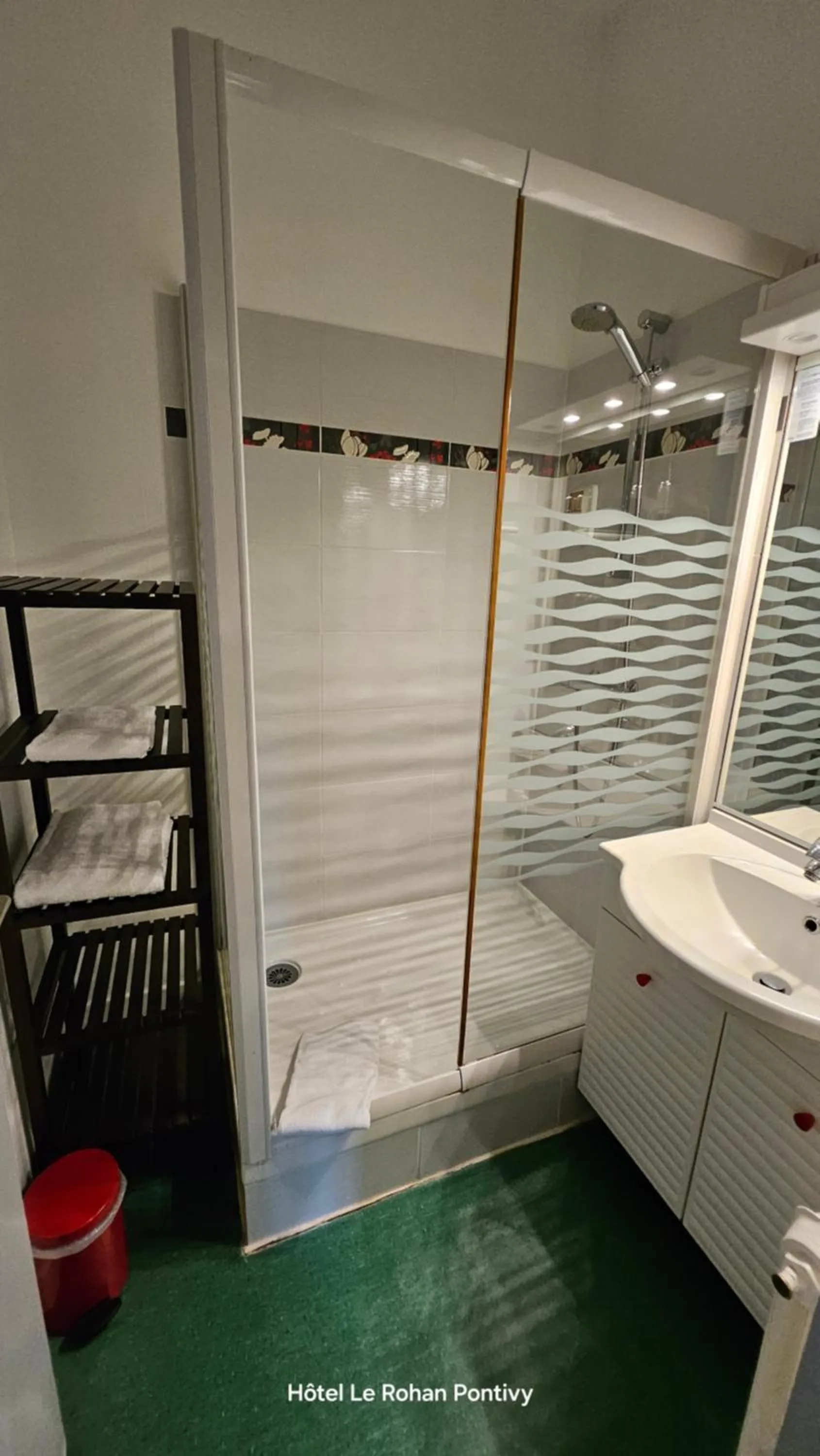 Shower in Hôtel Le Rohan Charme et Caractère