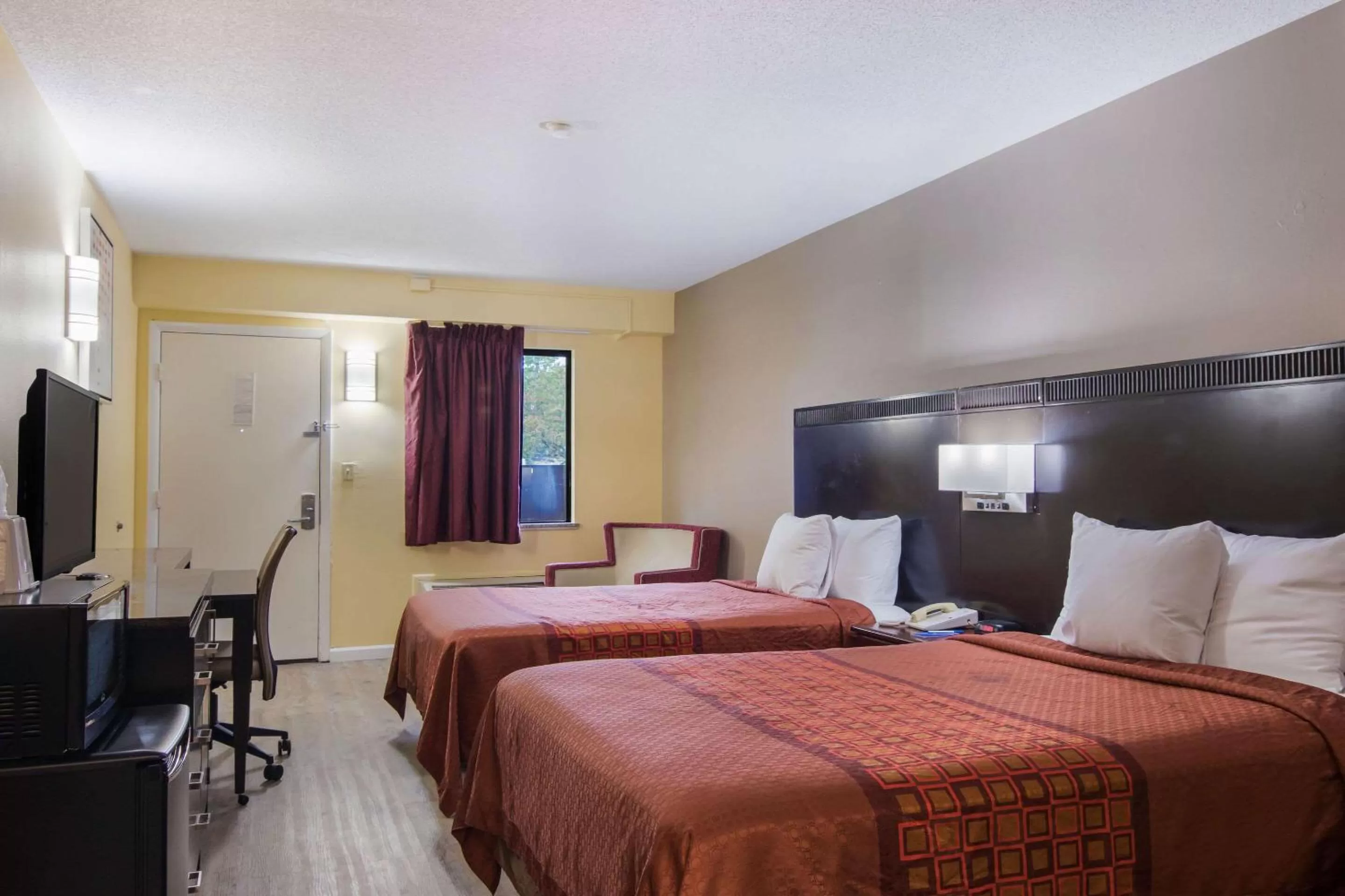 Photo of the whole room, Bed in Rodeway Inn & Suites Monroeville-Pittsburgh