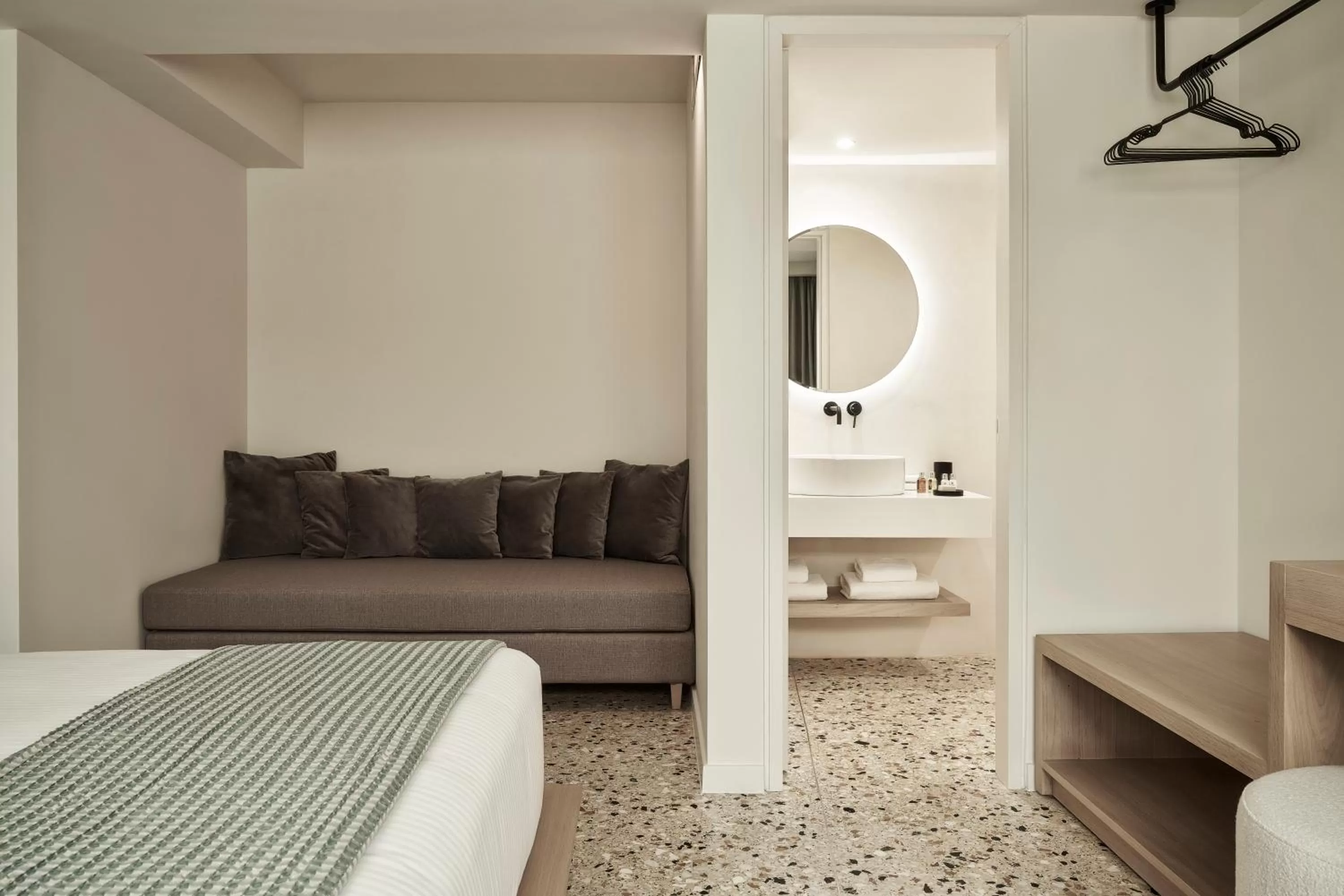 Bathroom, Bed in Vasi