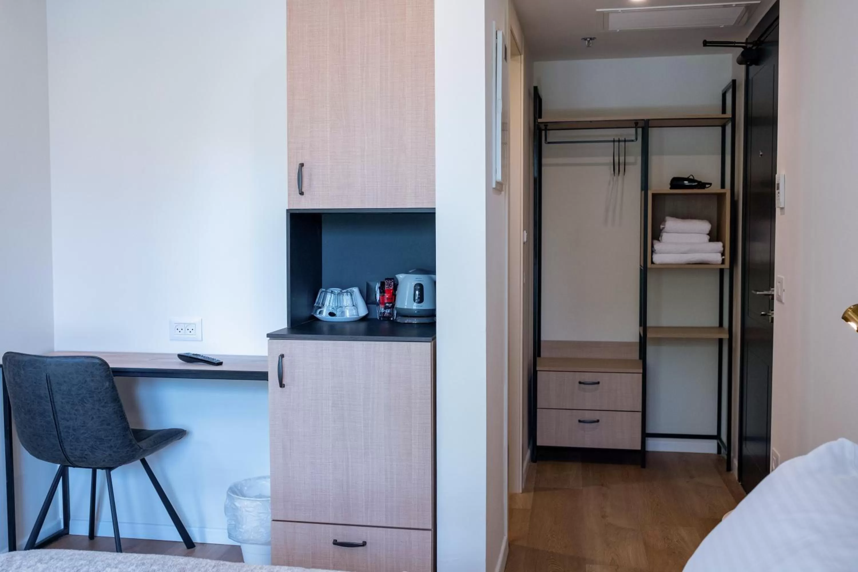 Coffee/tea facilities, Kitchen/Kitchenette in Urbanic Hotel